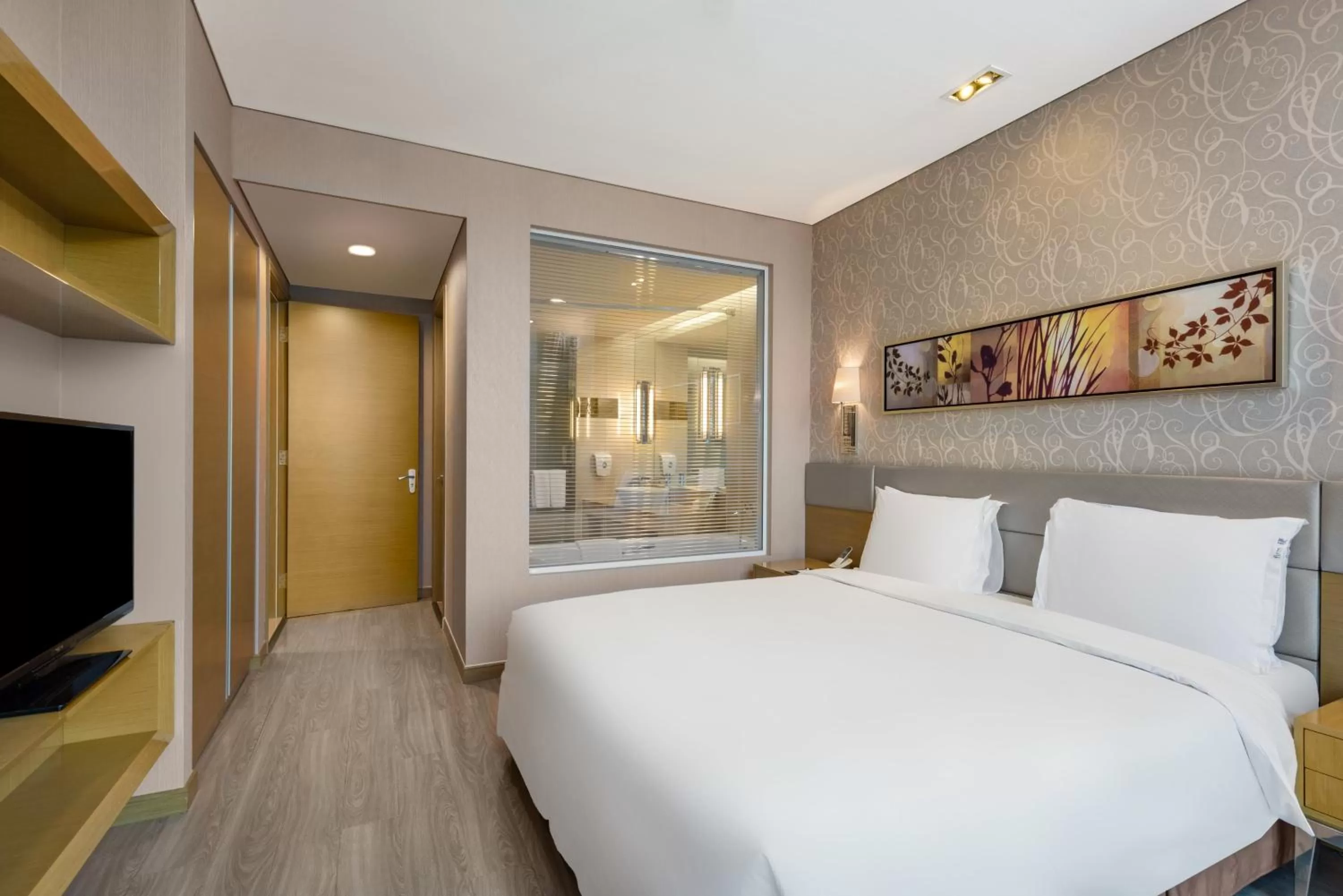 Photo of the whole room, Bed in Holiday Inn Express Beijing Yizhuang by IHG - Taxi 1 Hour to International Airport and 800 Meters to the Nearby Subway