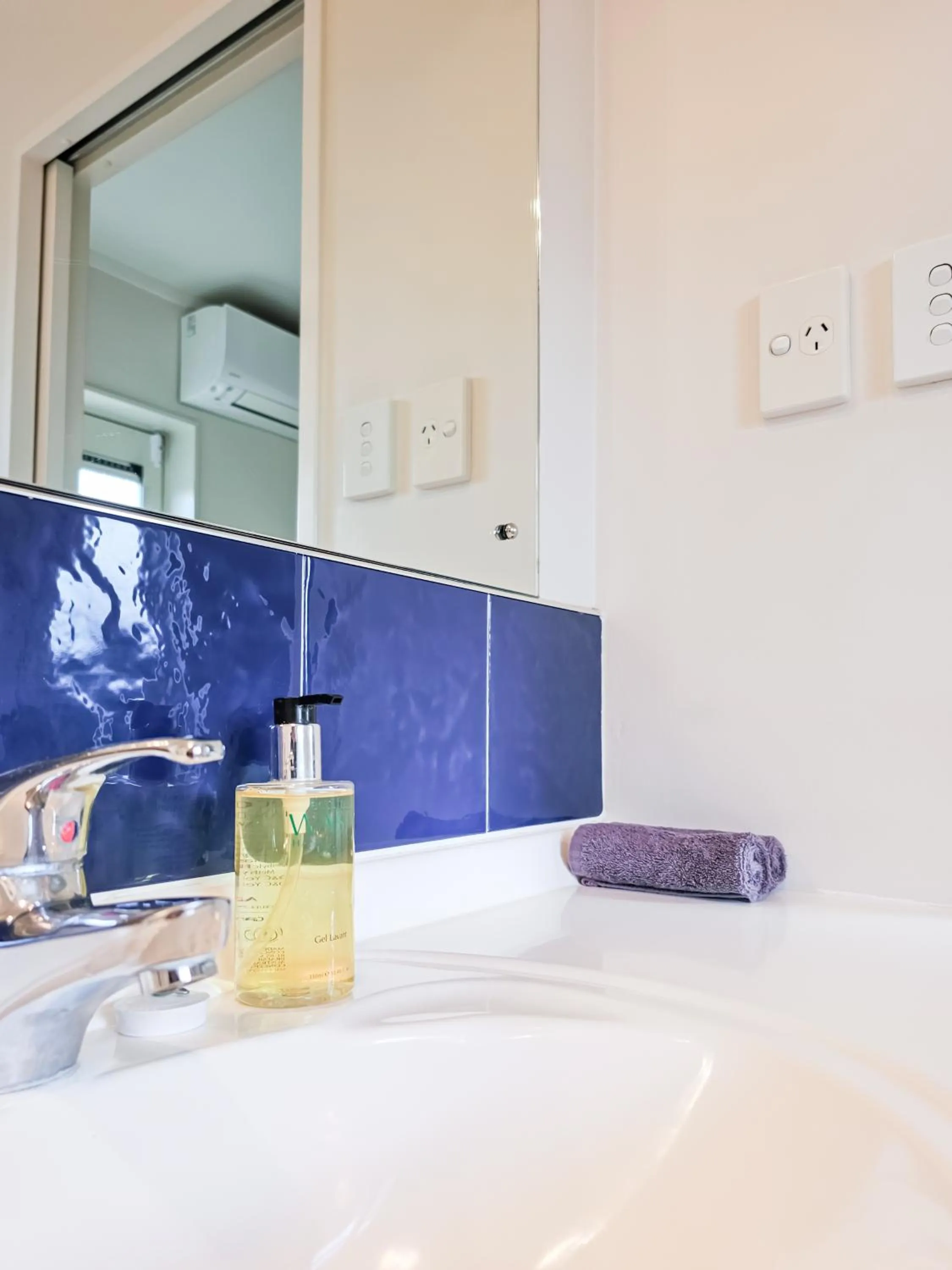 Bed in Captain Cook Motor Lodge