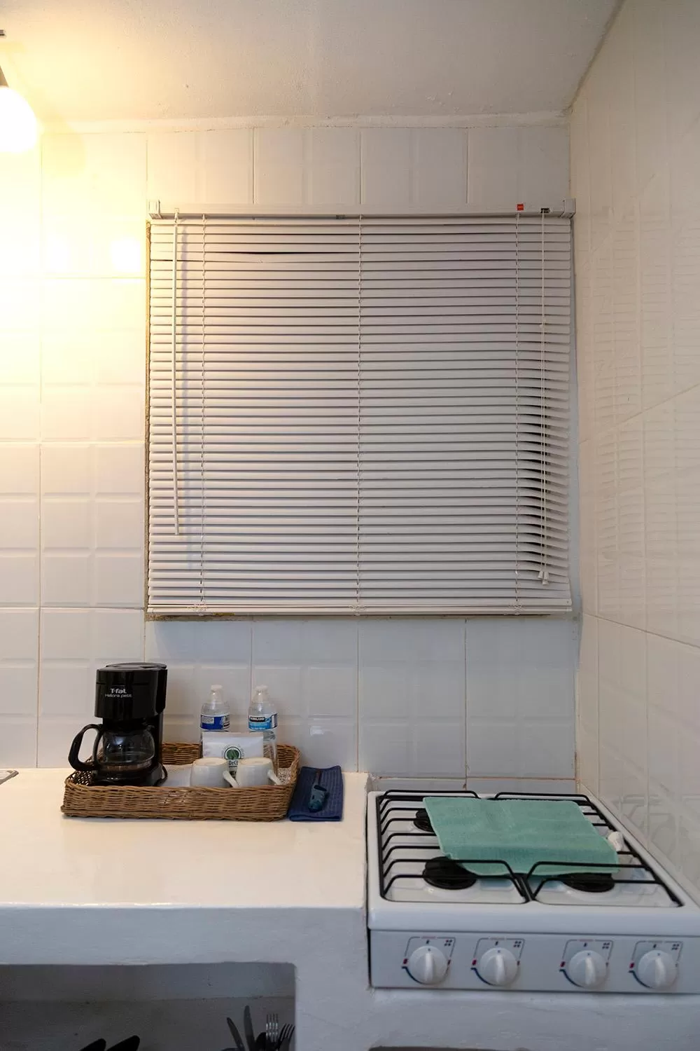 Coffee/tea facilities, Kitchen/Kitchenette in Hotel Amar Inn