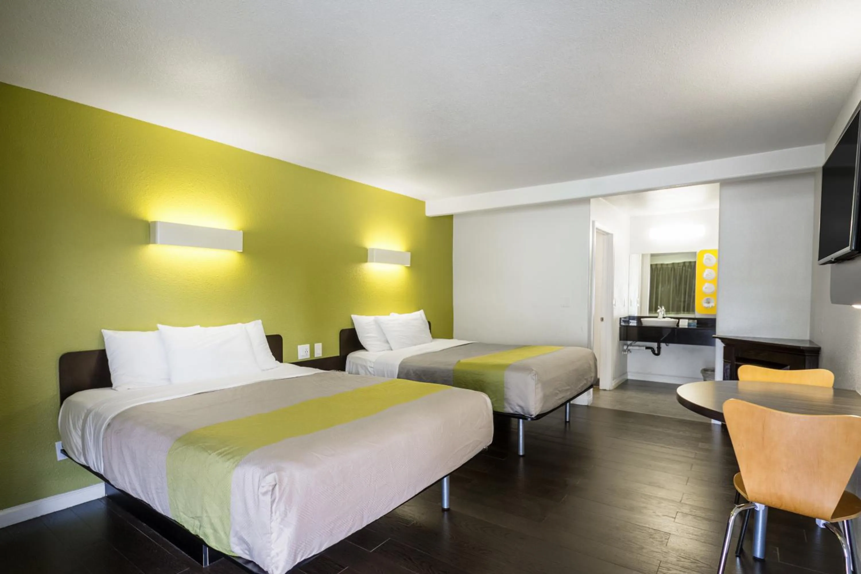 TV and multimedia, Bed in Motel 6 - Downtown Monterey