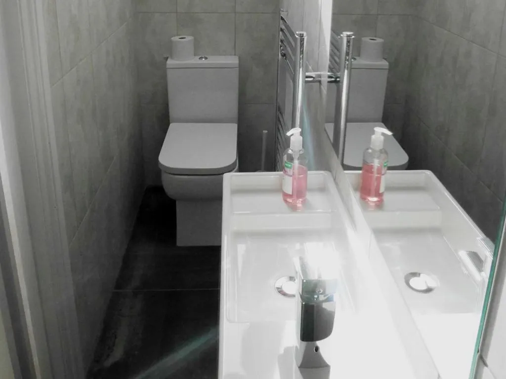 Bathroom in Kew Studios and Rooms