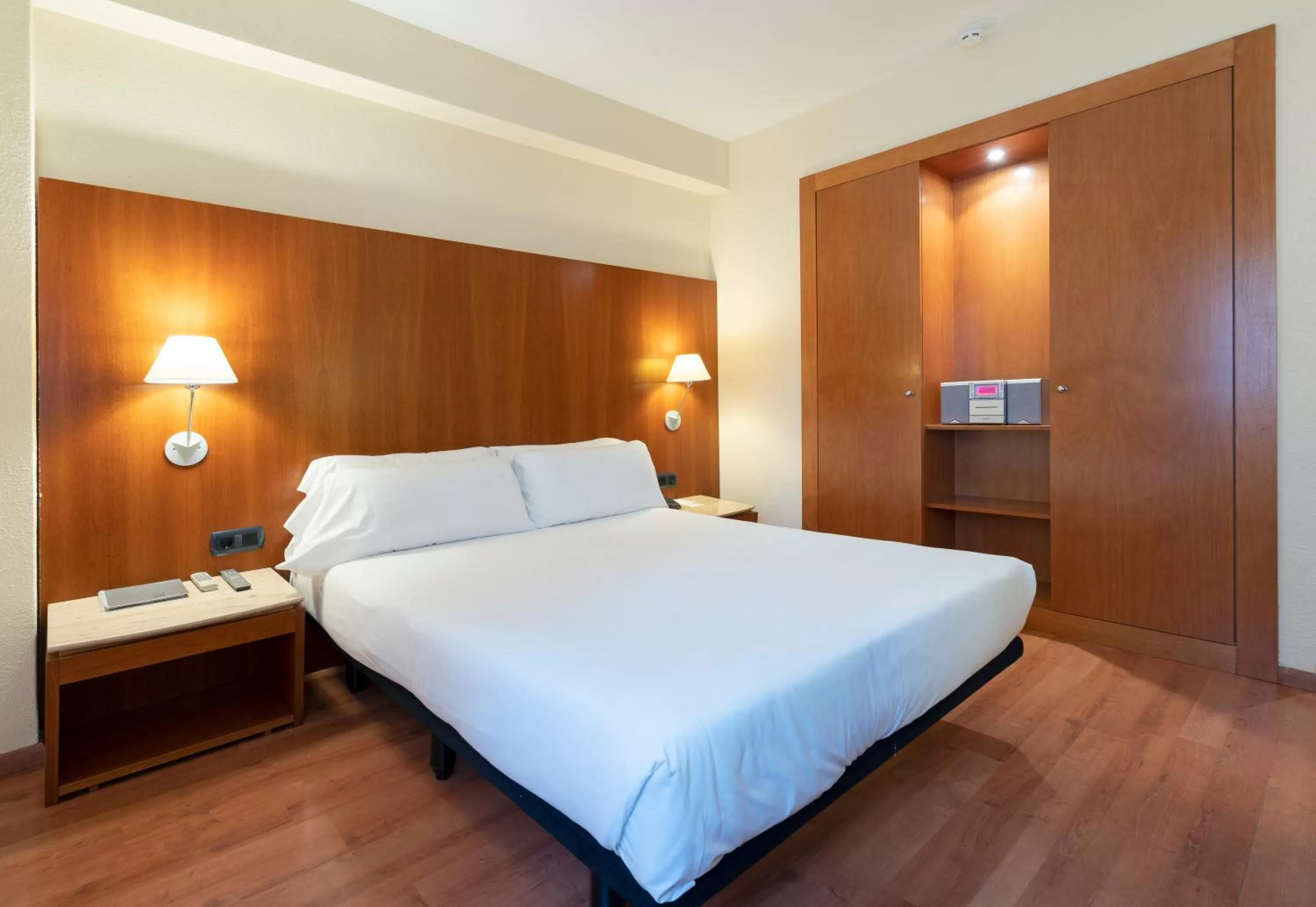 Bedroom, Bed in Berenguer IV