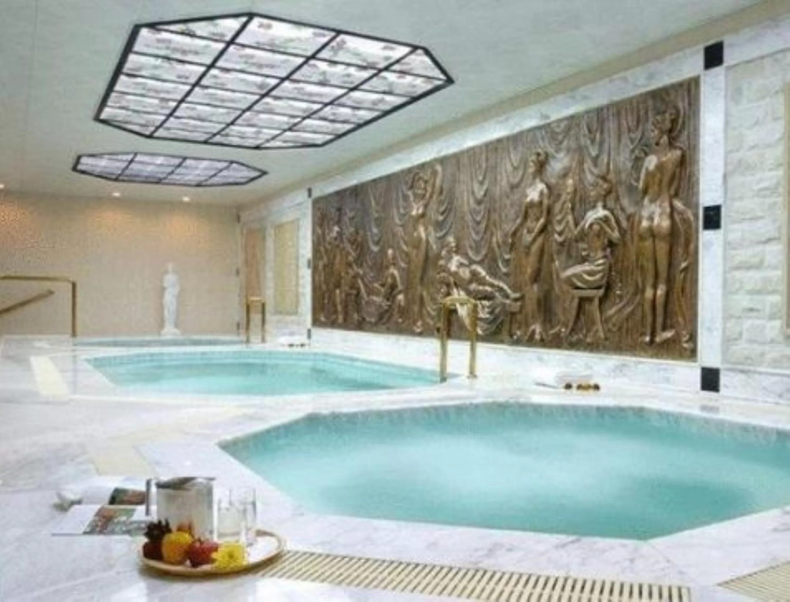 Solarium, Swimming Pool in Phnom Penh Hotel