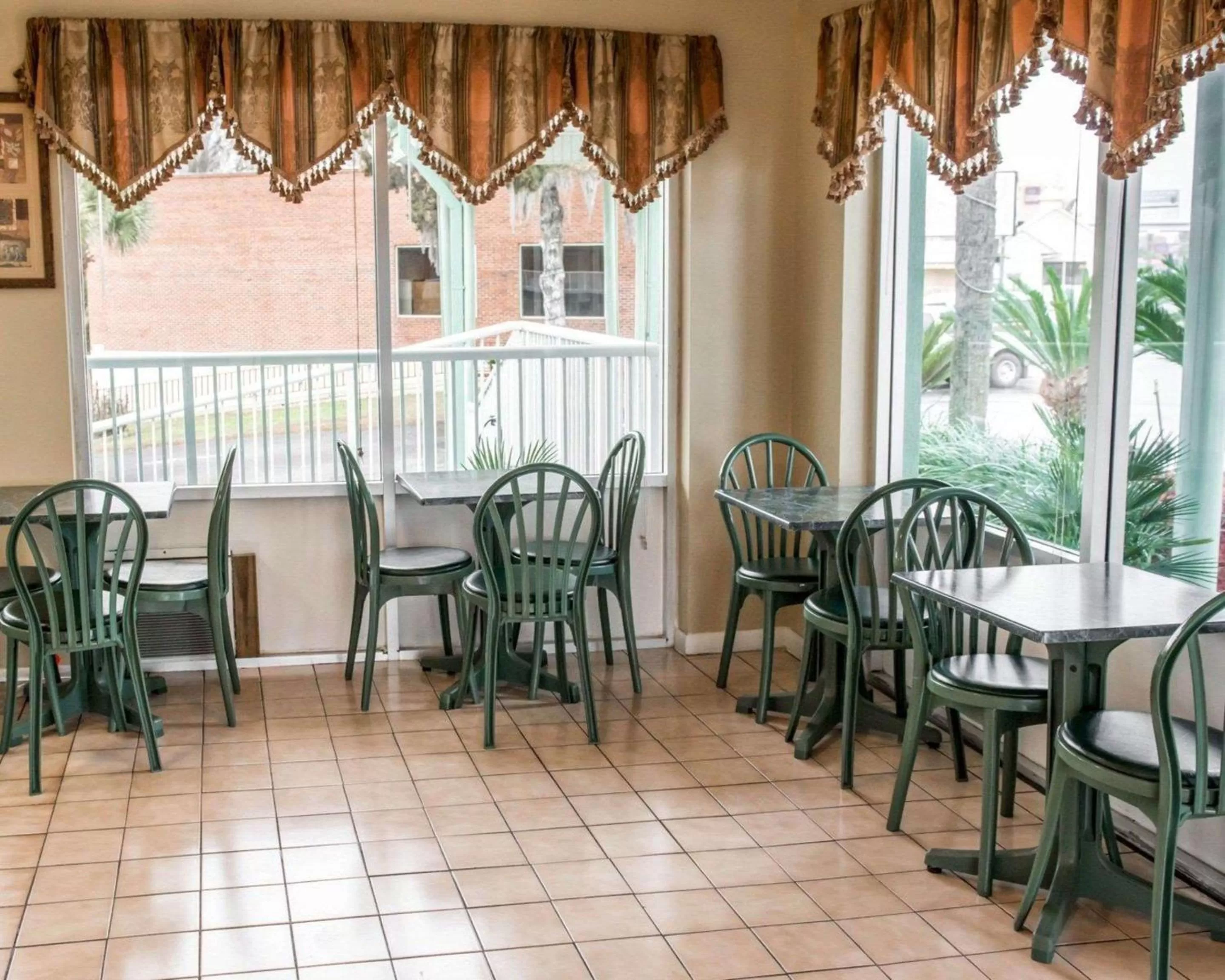 Restaurant/places to eat in Econo Lodge Lake City-North