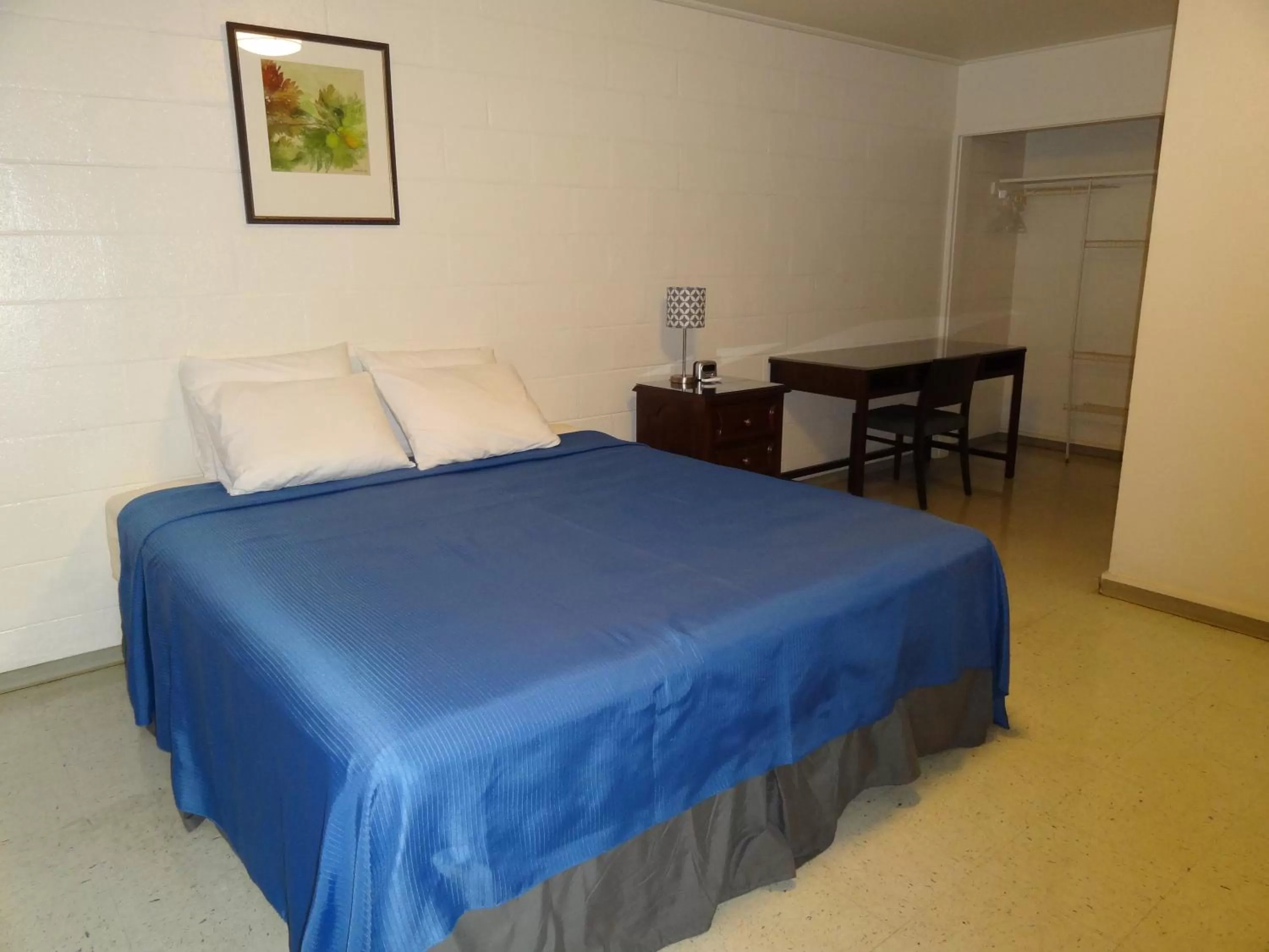 Bed in Tip Top Motel