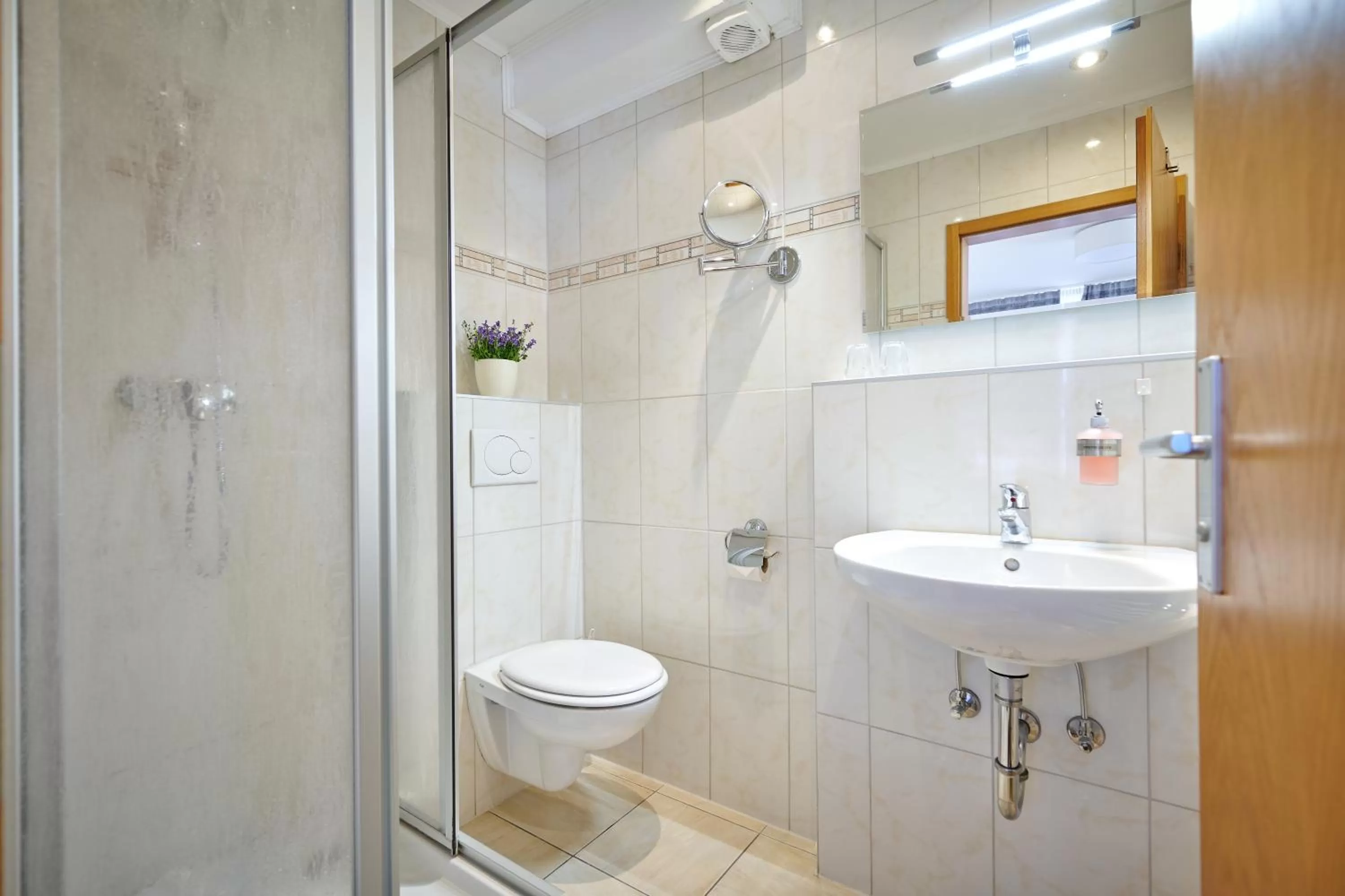 Bathroom in Hotel Restaurant Zum Goldenen Anker mit Hallenbad & Wellnessbereich