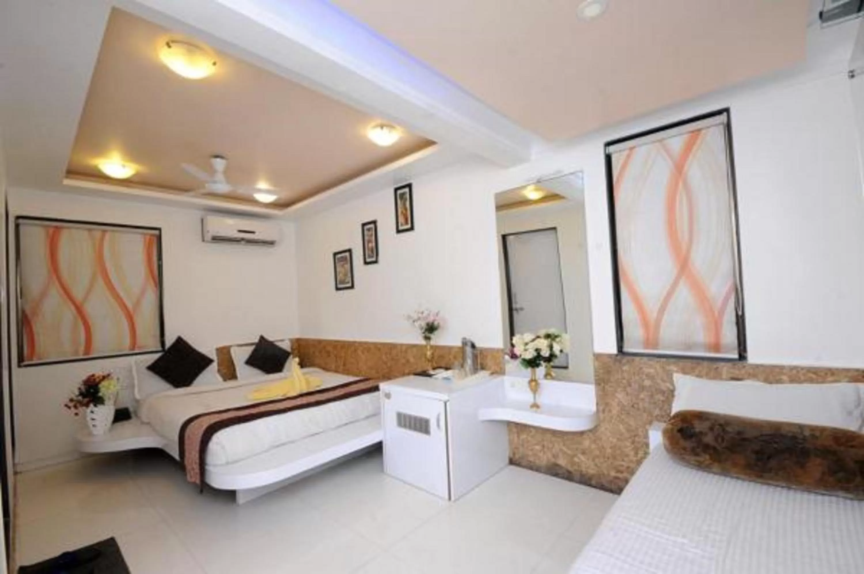 TV and multimedia in Hotel Vyankatesh & Pure Veg Restaurant