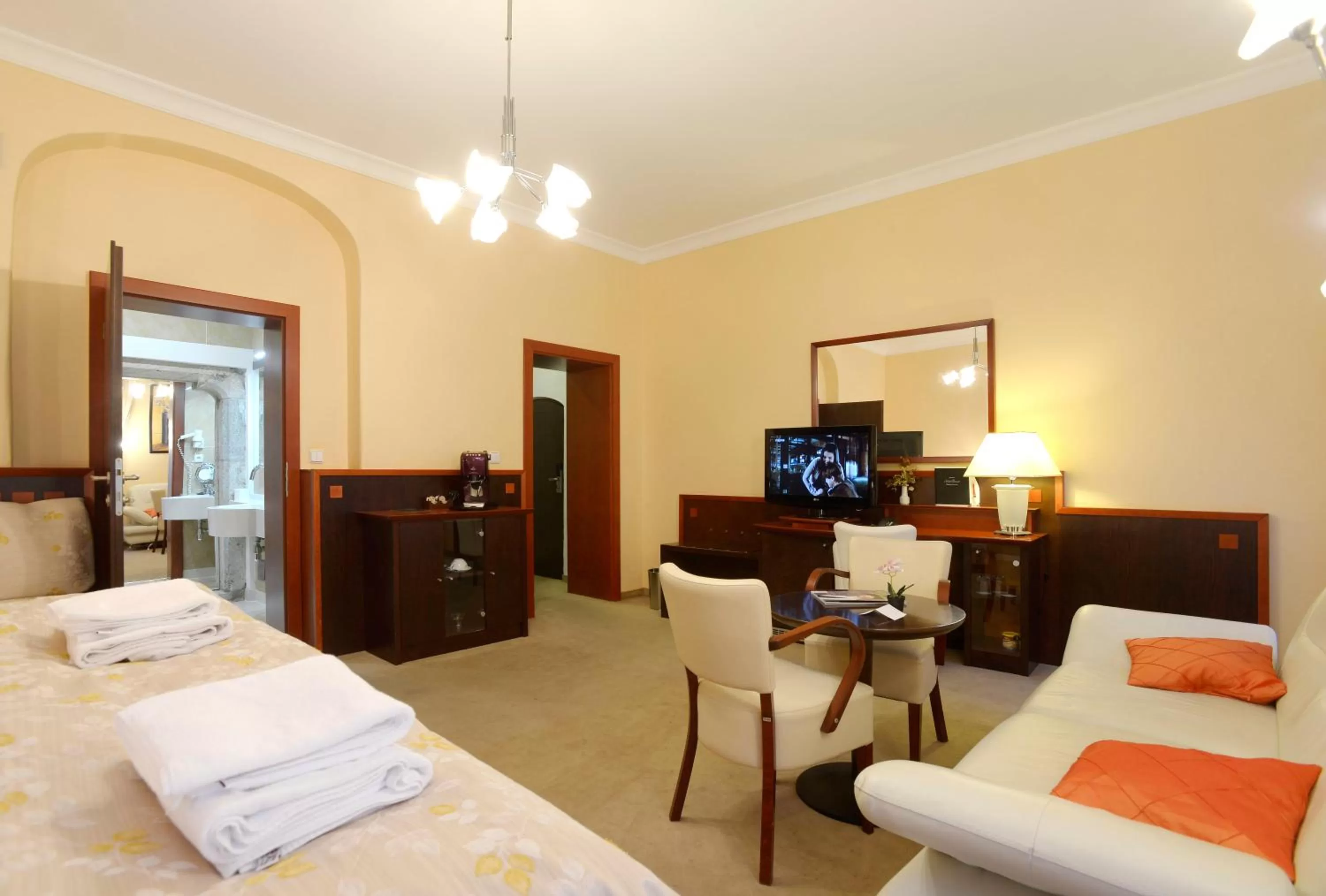 TV and multimedia, Bed in Hotel Grand