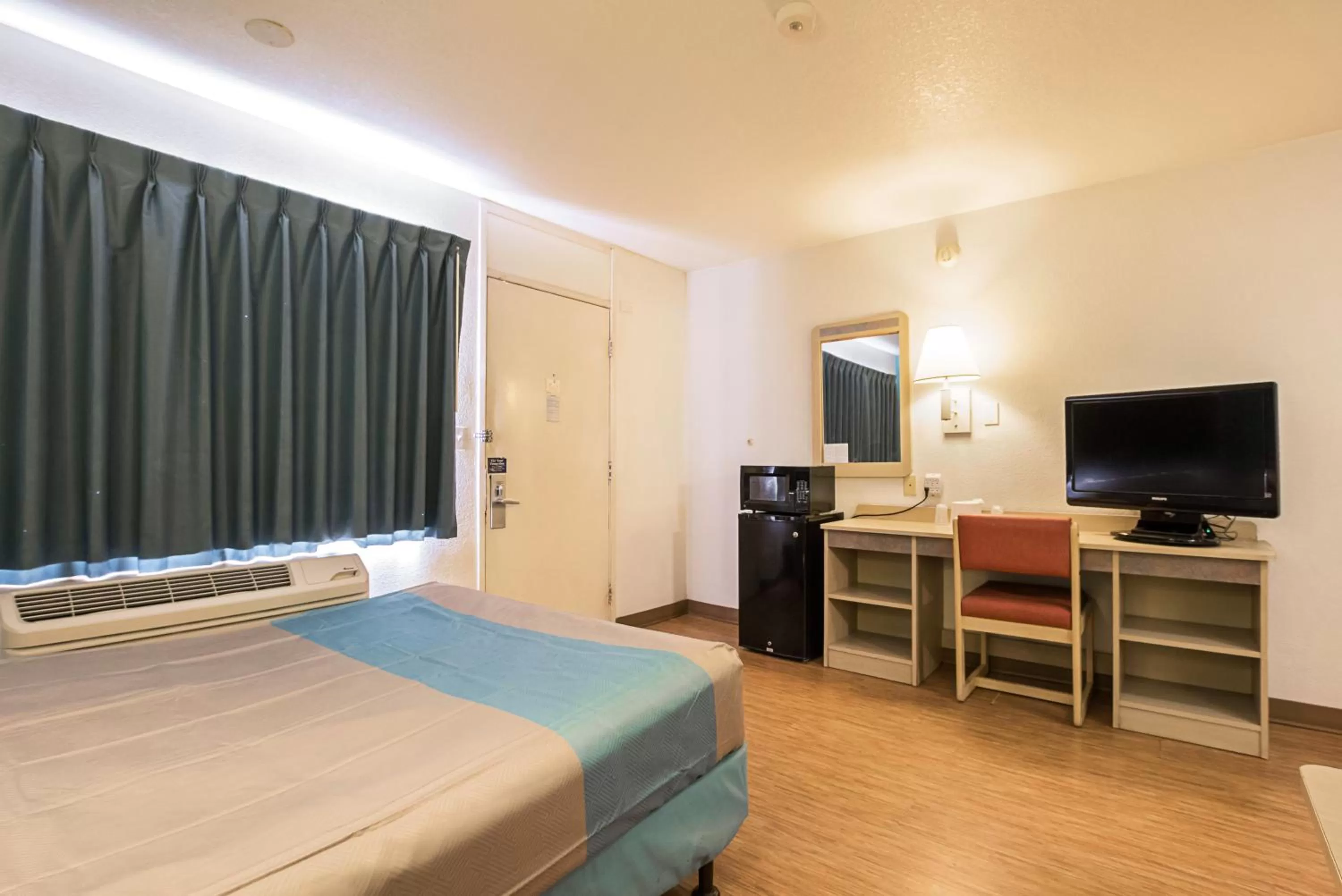 Bedroom, Bed in Motel 6-Rochester, MN