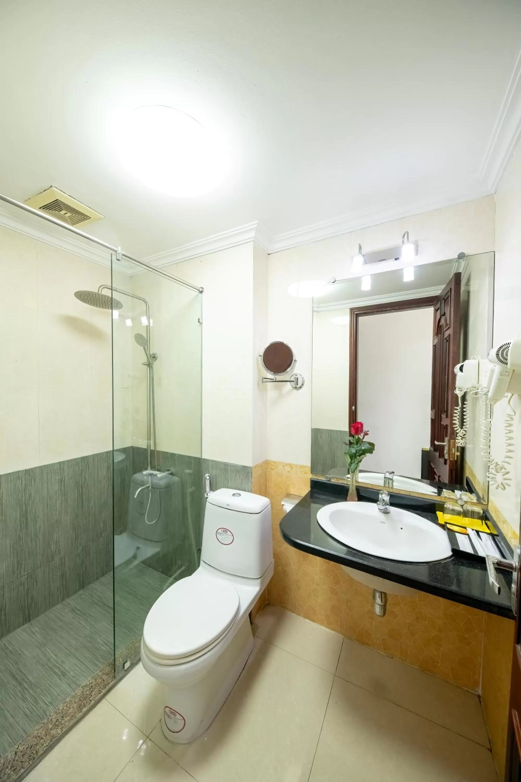 Toilet in Phoenix Palace Hotel Hanoi