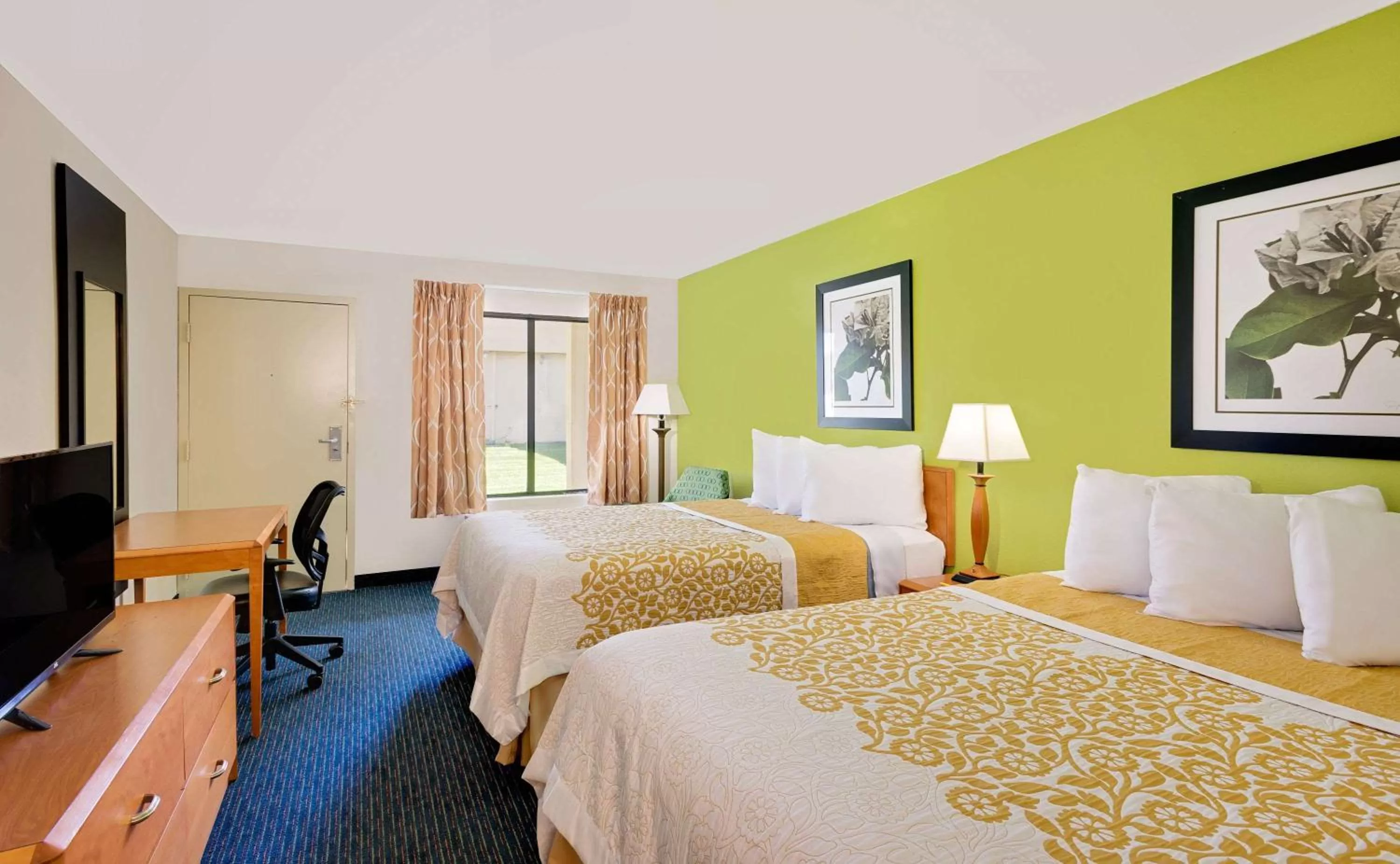 Photo of the whole room, Bed in Days Inn by Wyndham Easton
