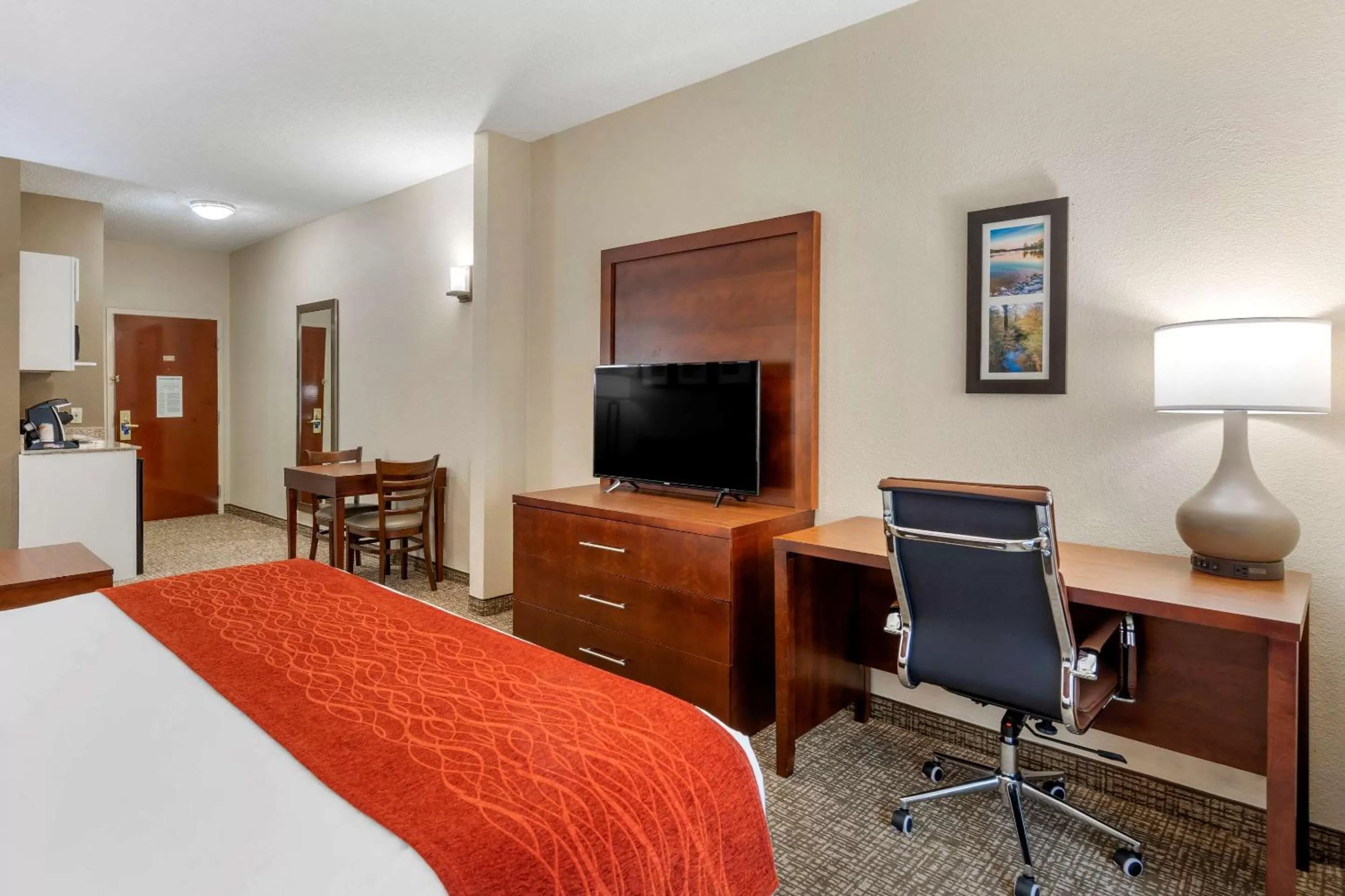 Photo of the whole room, Bed in comfort & inn Suites