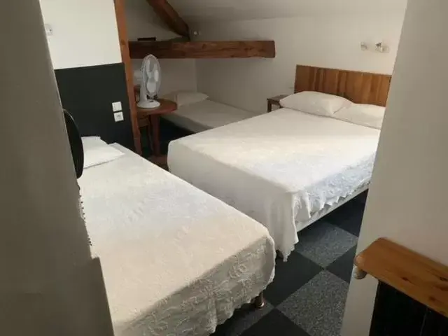 Quadruple Room in Hôtel Le National Quadruple Room in Hôtel Le National