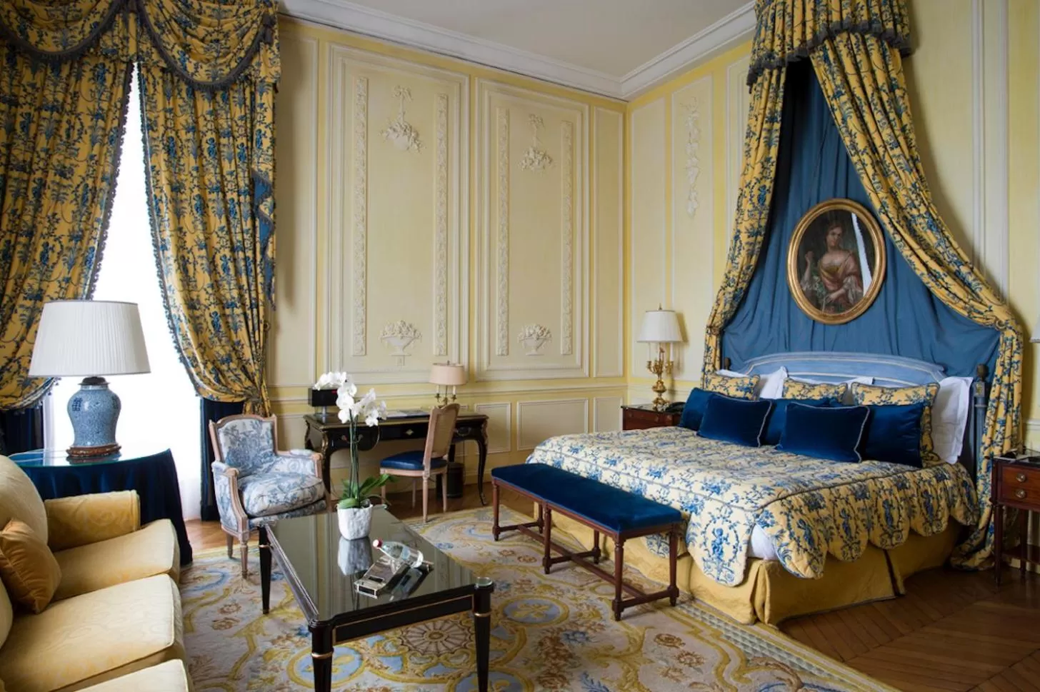 Bedroom, Bed in Domaine les Crayères