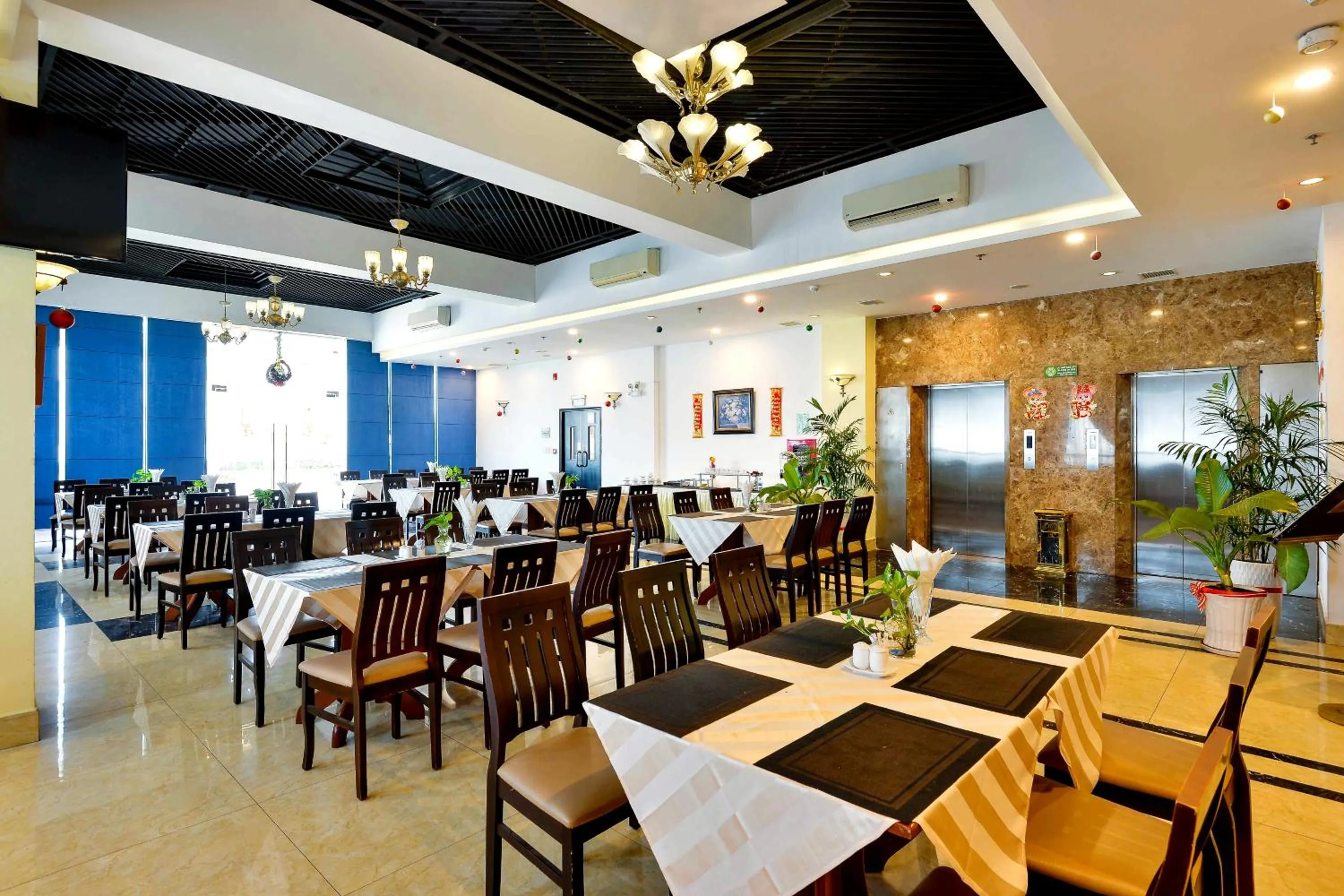 Restaurant/places to eat in Happy Life Hotel District 7 Gần SECC