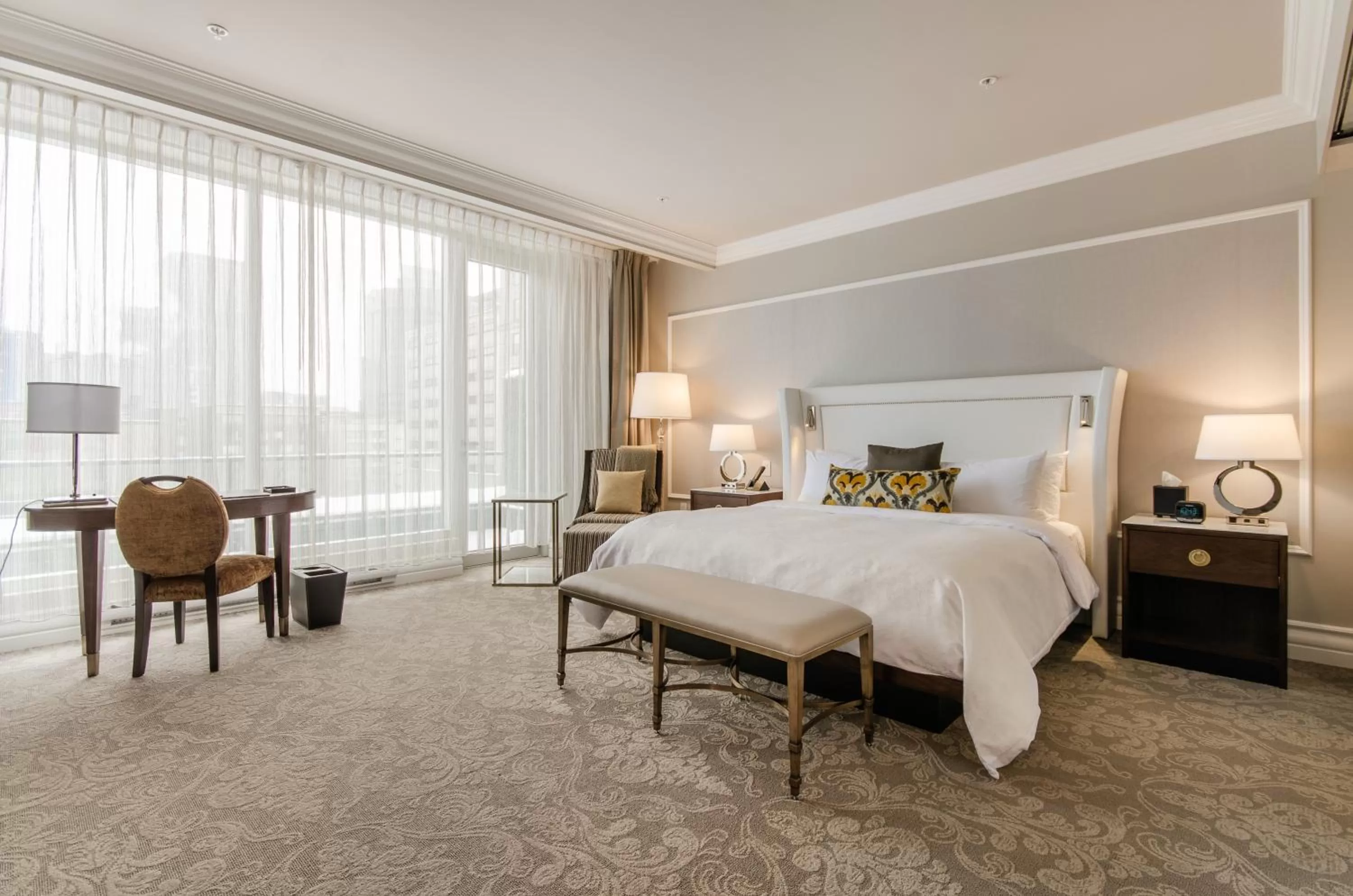 Photo of the whole room, Bed in Hôtel Birks Montréal