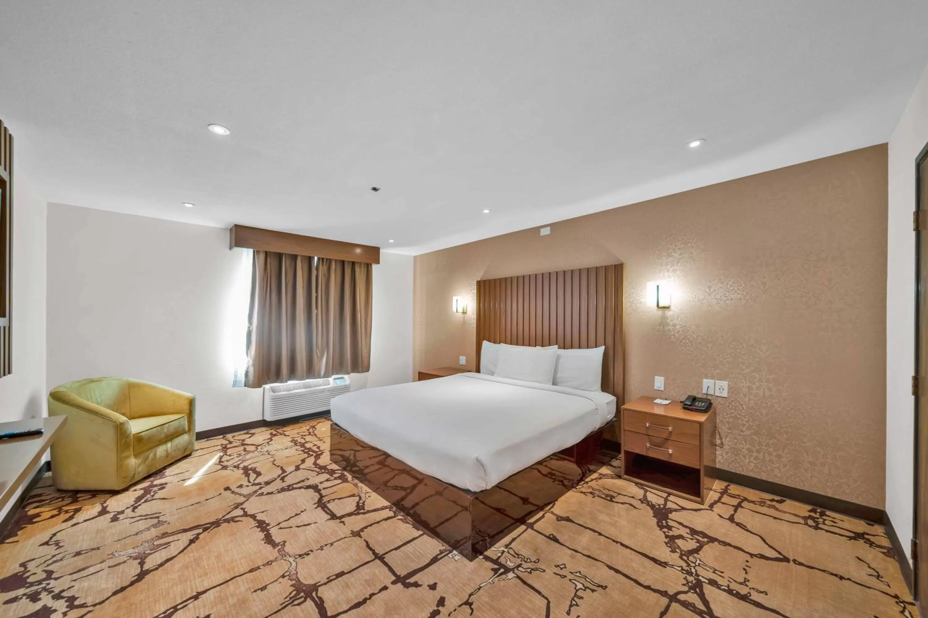 Bedroom, Bed in Baymont by Wyndham Anderson