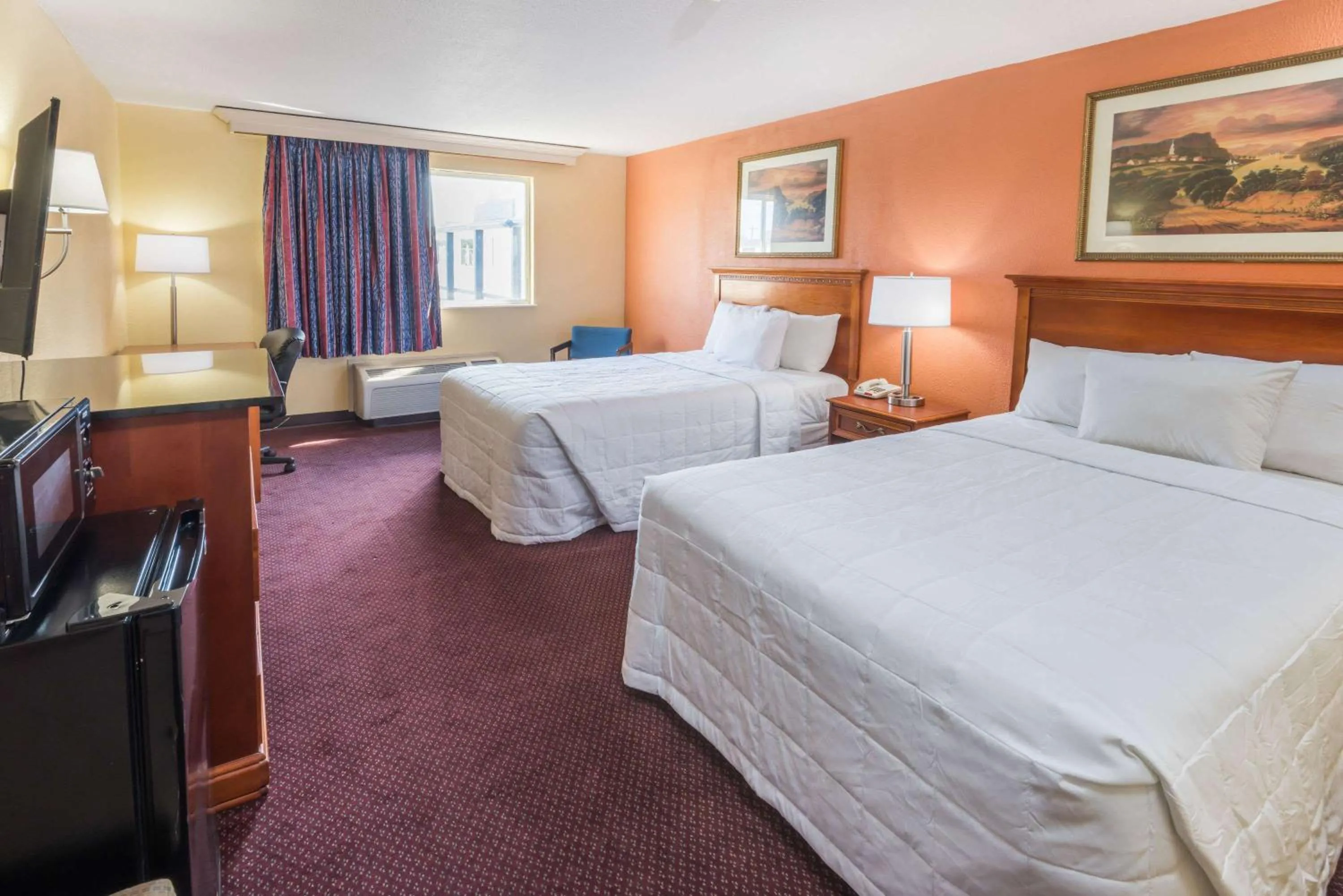 Photo of the whole room, Bed in Columbus Grand Hotel & Banquet Center