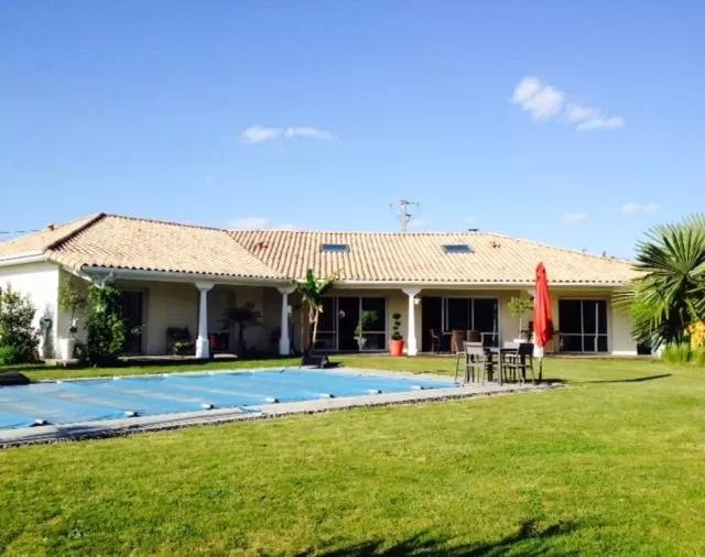 Pool view, Property Building in Le Temps des Hôtes