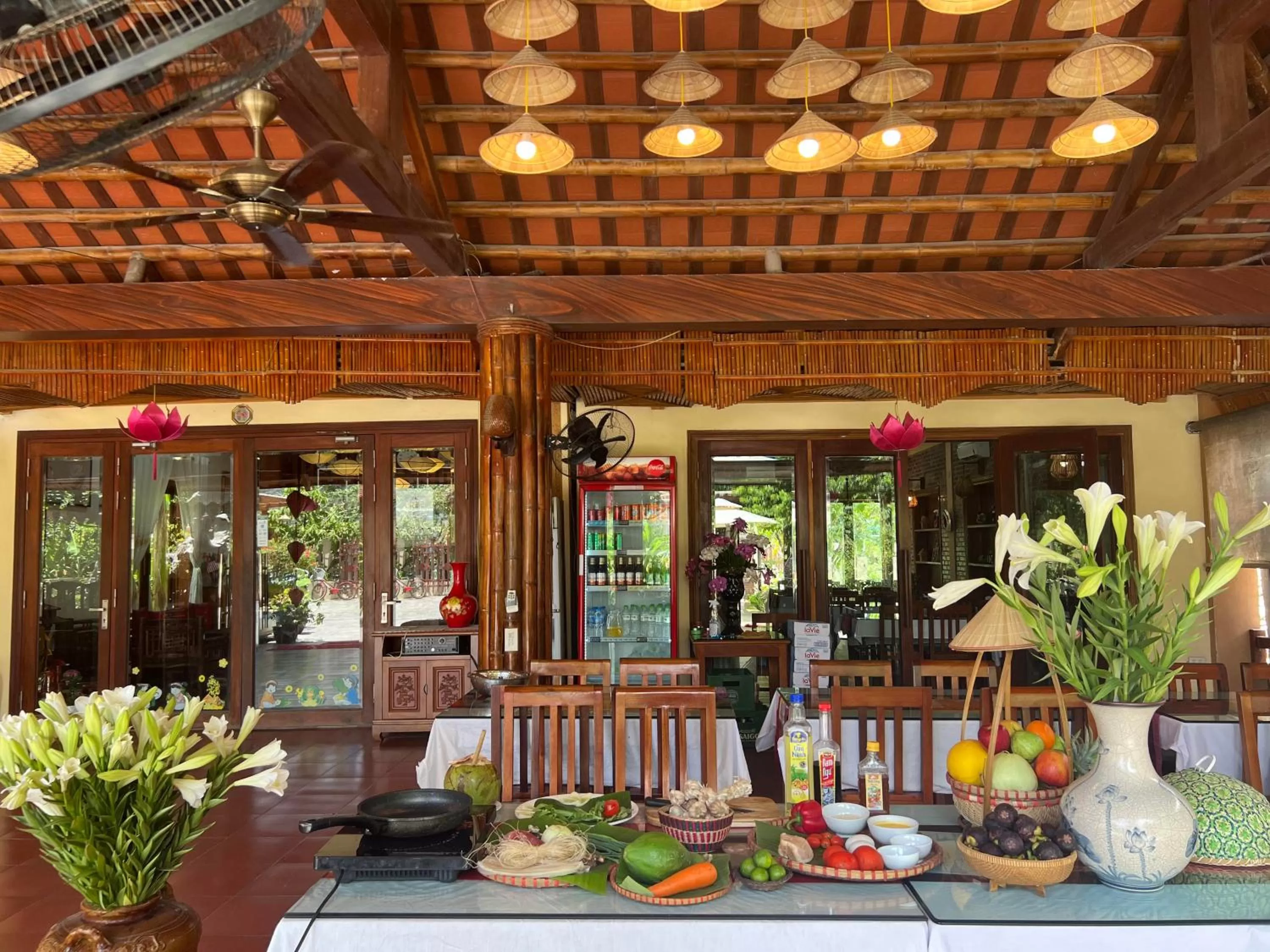 Restaurant/places to eat in Chez Loan Hotel