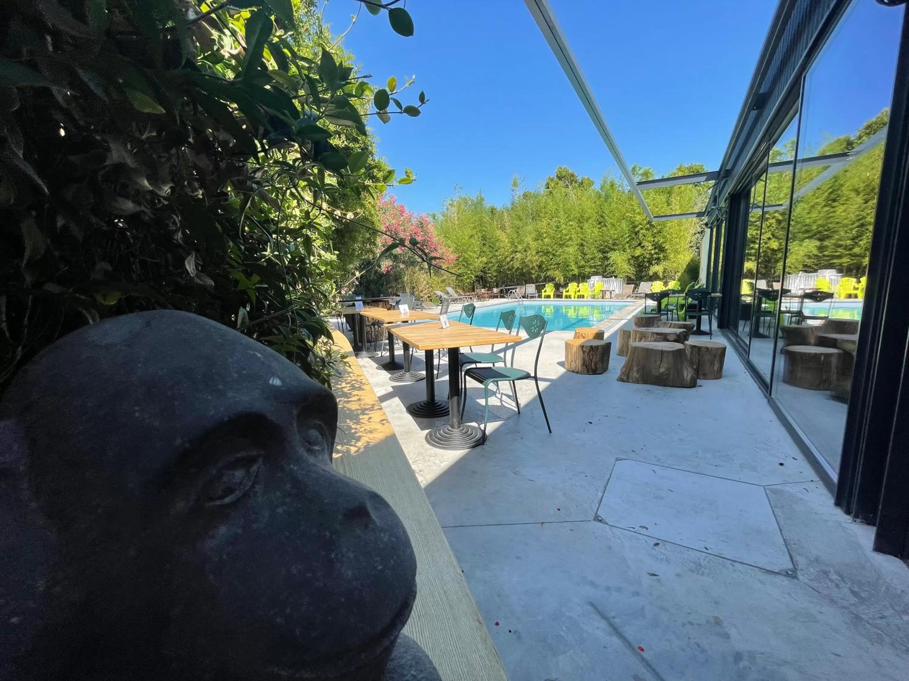 Swimming pool in Logis NIMOTEL Hôtel Cosy