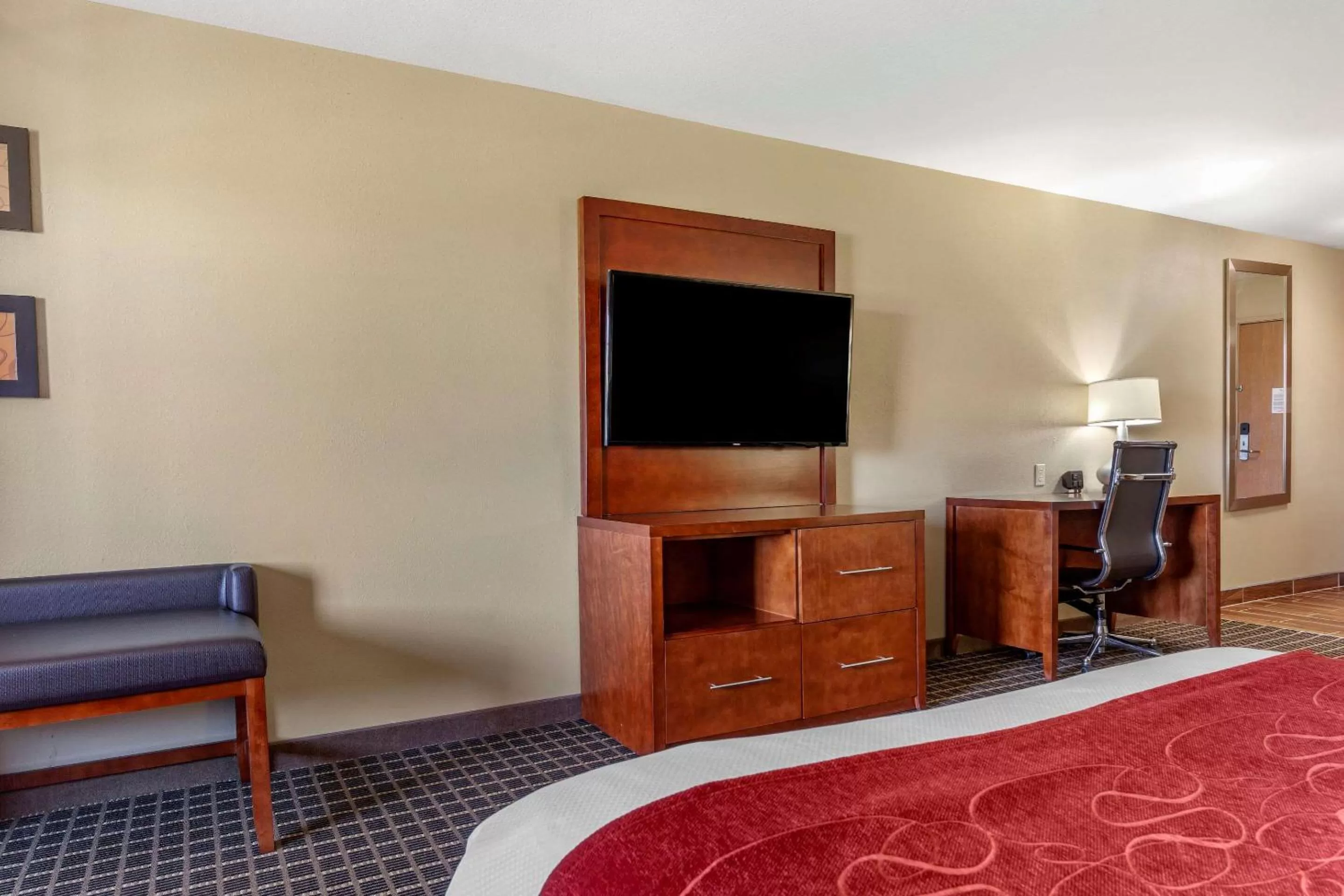 Photo of the whole room, Bed in Comfort Suites Delavan - Lake Geneva Area