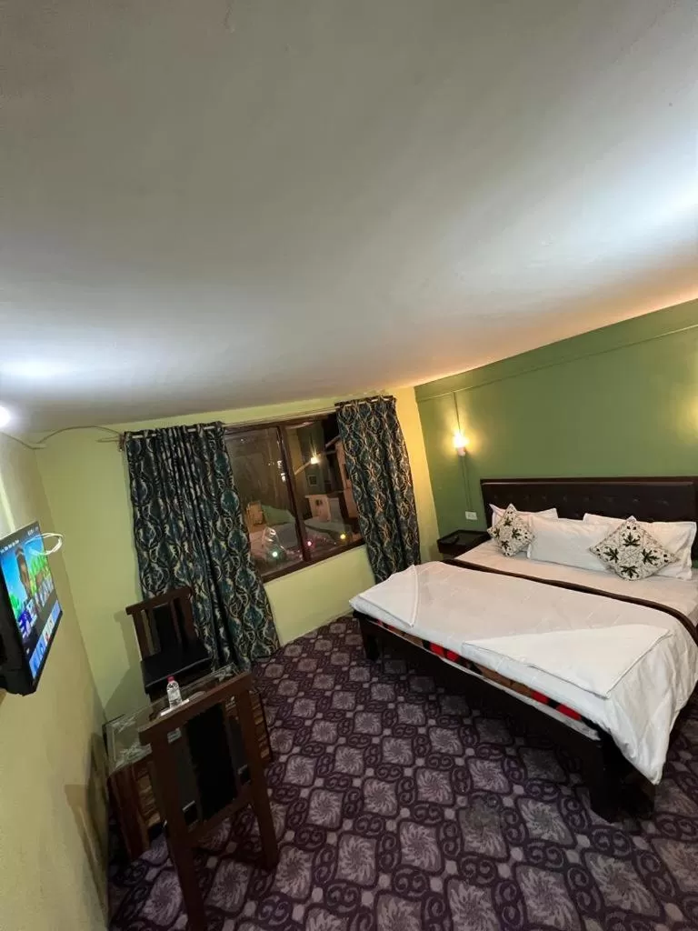 Communal lounge/ TV room, Bed in Dreamland Cottage