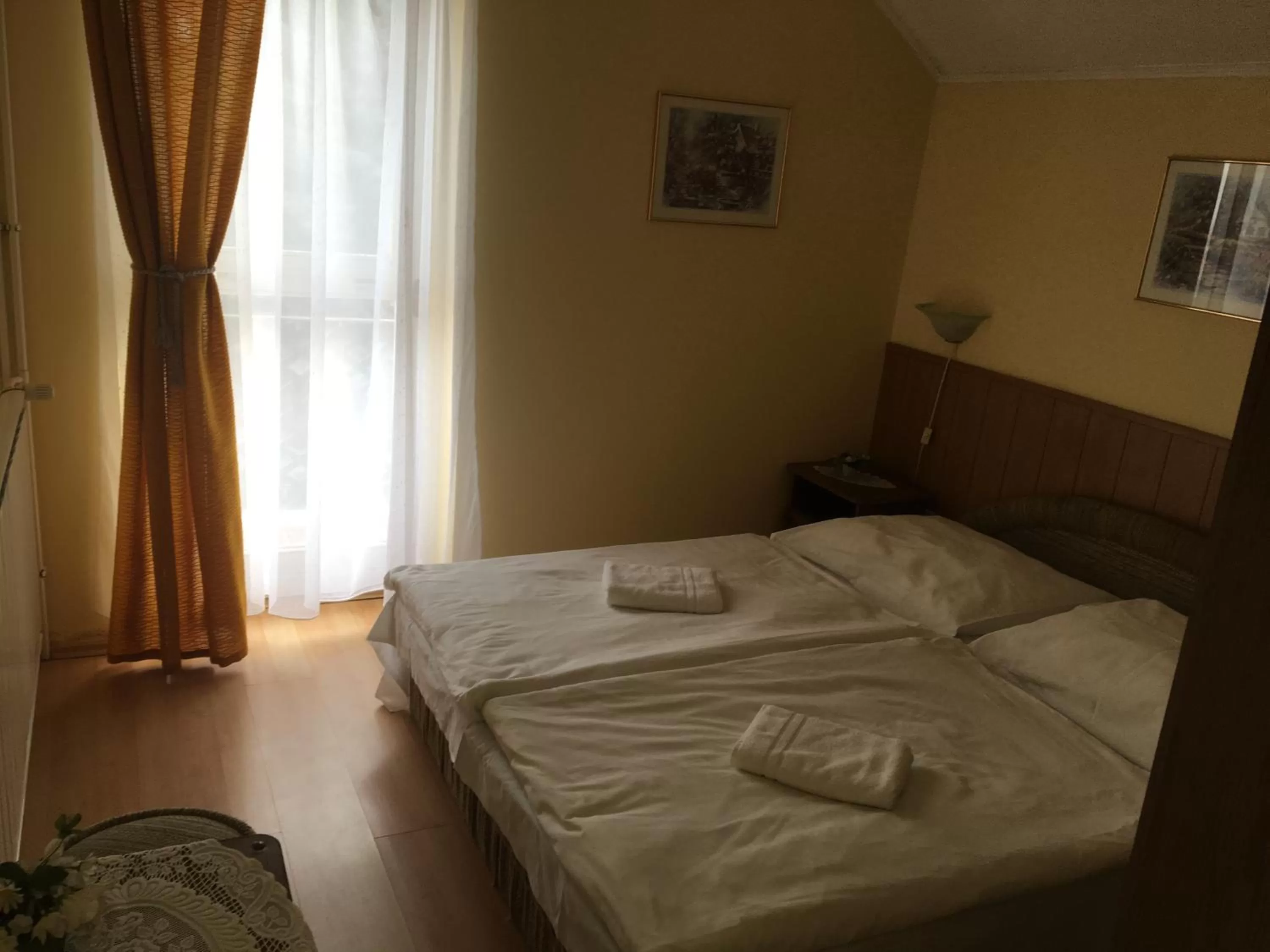 Bed in Muskátli Panzió