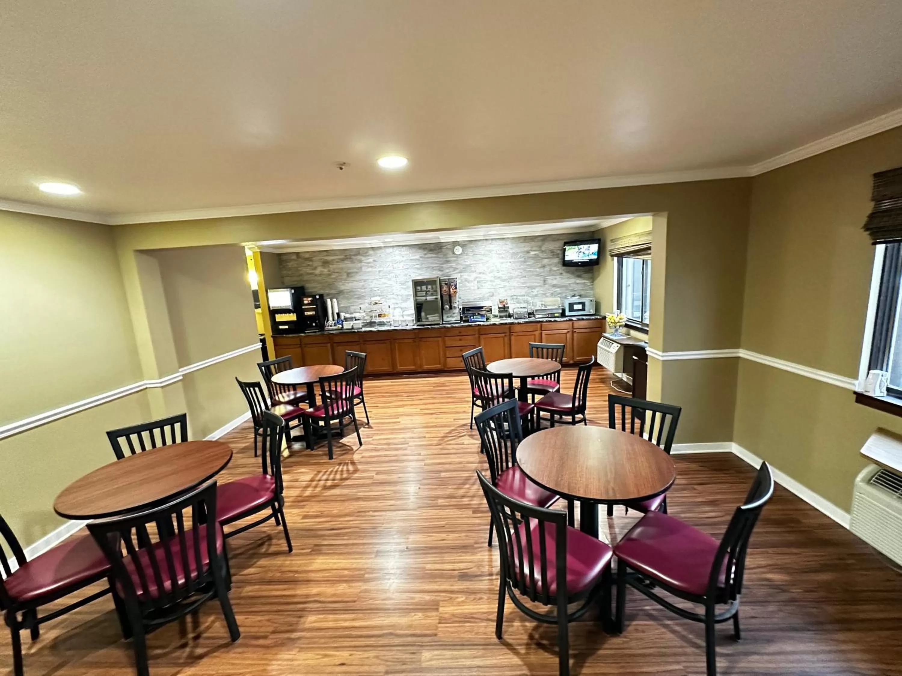 Breakfast in Super 8 by Wyndham Eau Claire WI