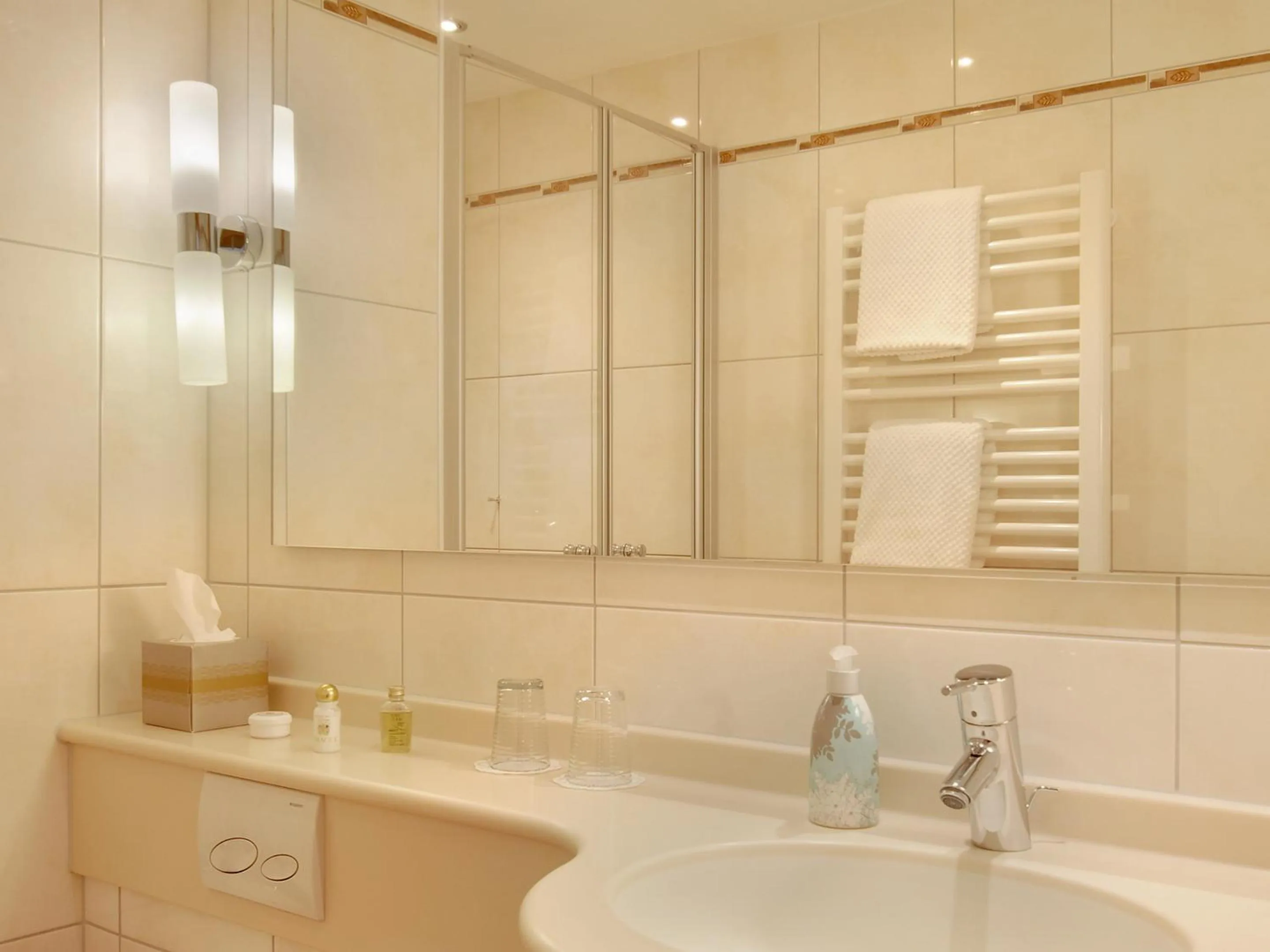 Bathroom in Hotel Kriemhild am Hirschgarten