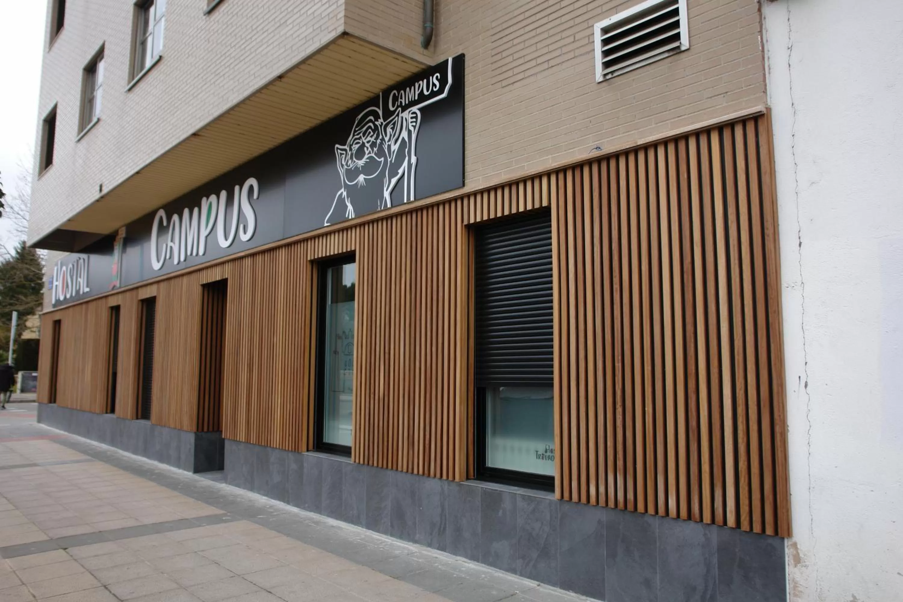 Facade/entrance in Hostal Campus