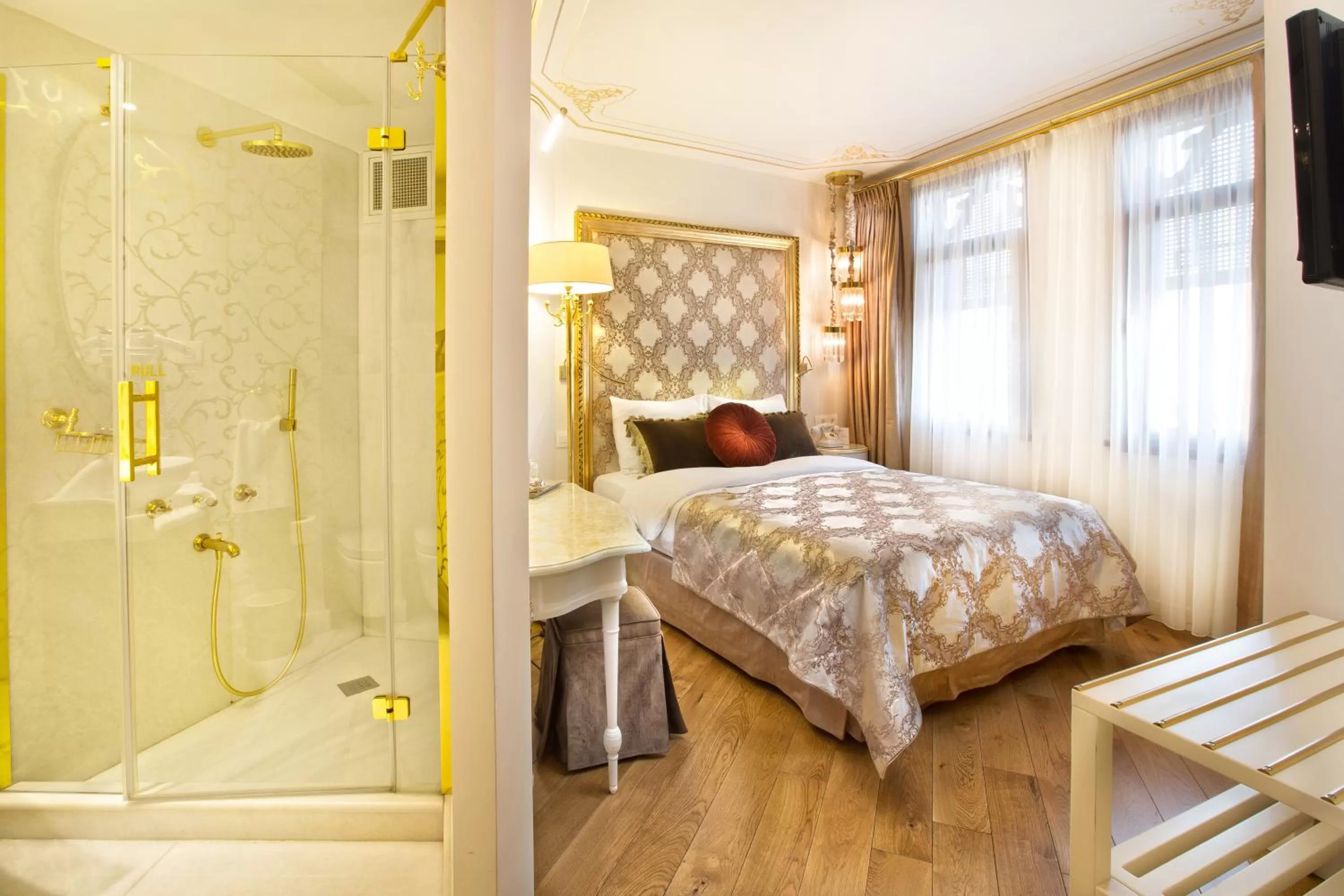 Landmark view, Bed in Valide Sultan Konagi