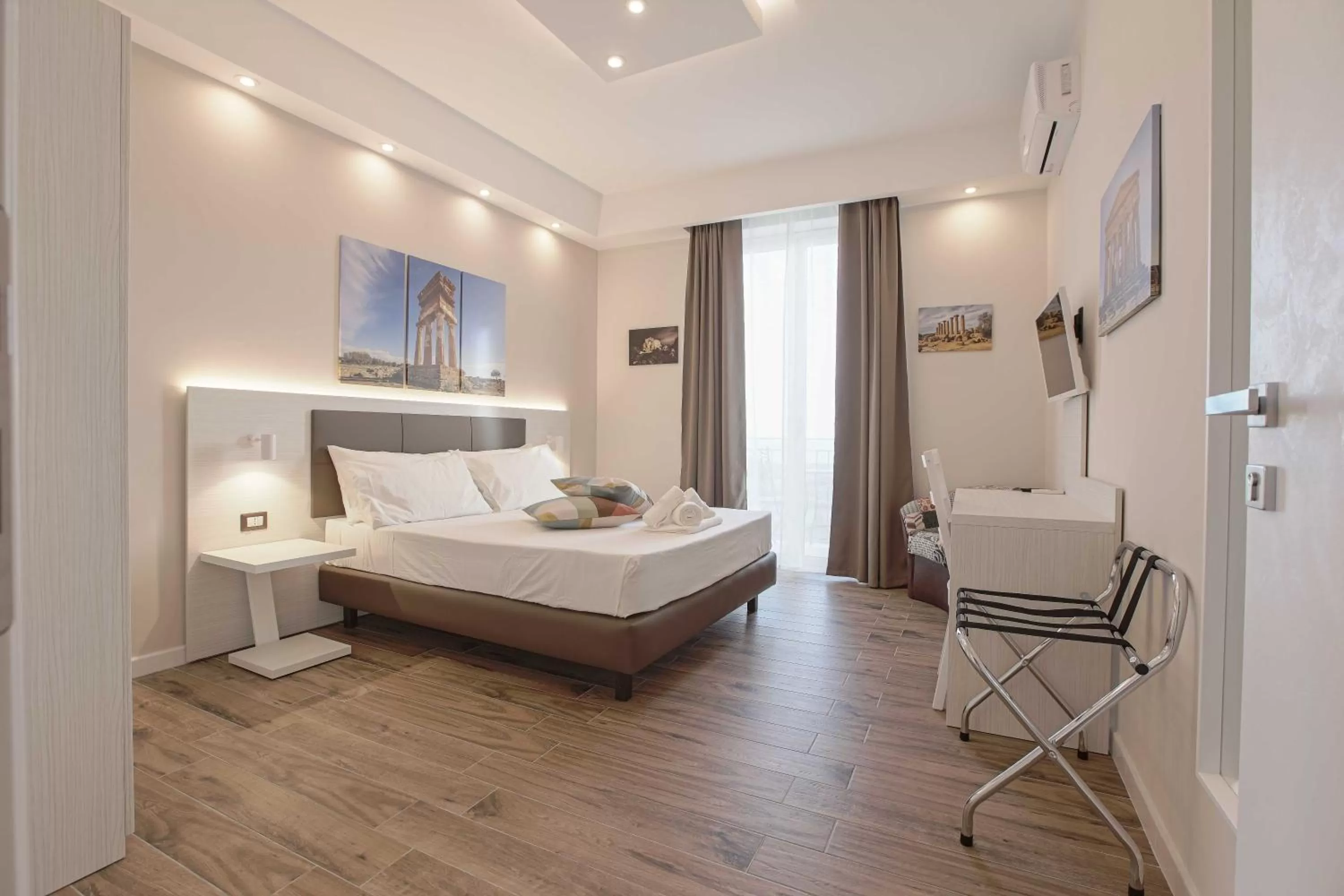 Photo of the whole room in Esseneto Rooms