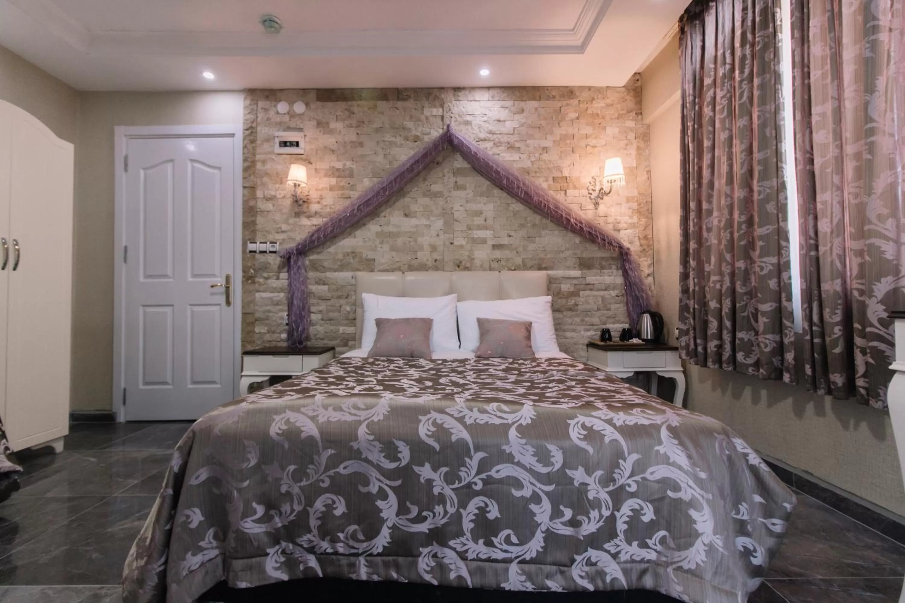 Photo of the whole room, Bed in Melrose Pansiyon