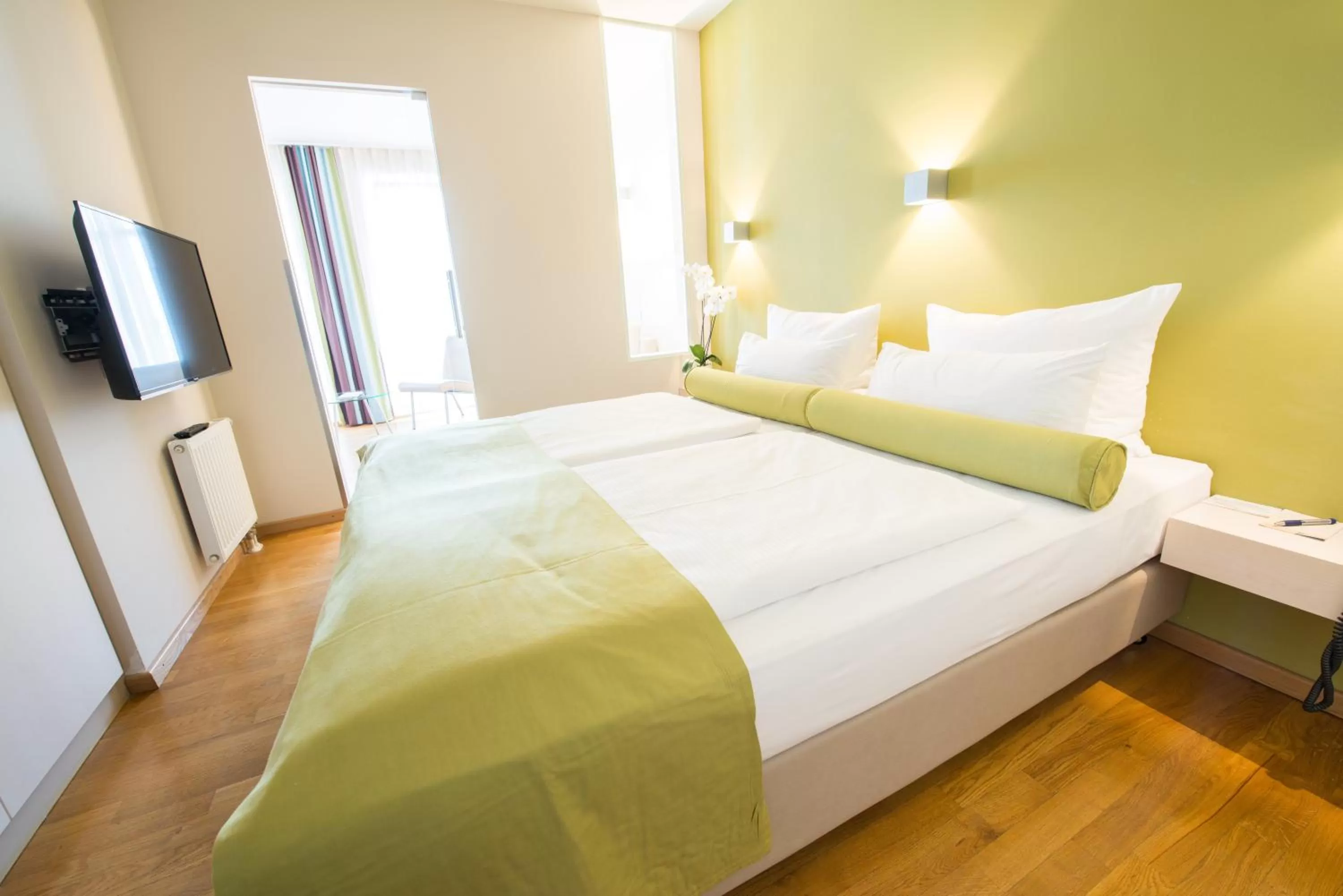 TV and multimedia, Bed in Nymphe Strandhotel & Apartments