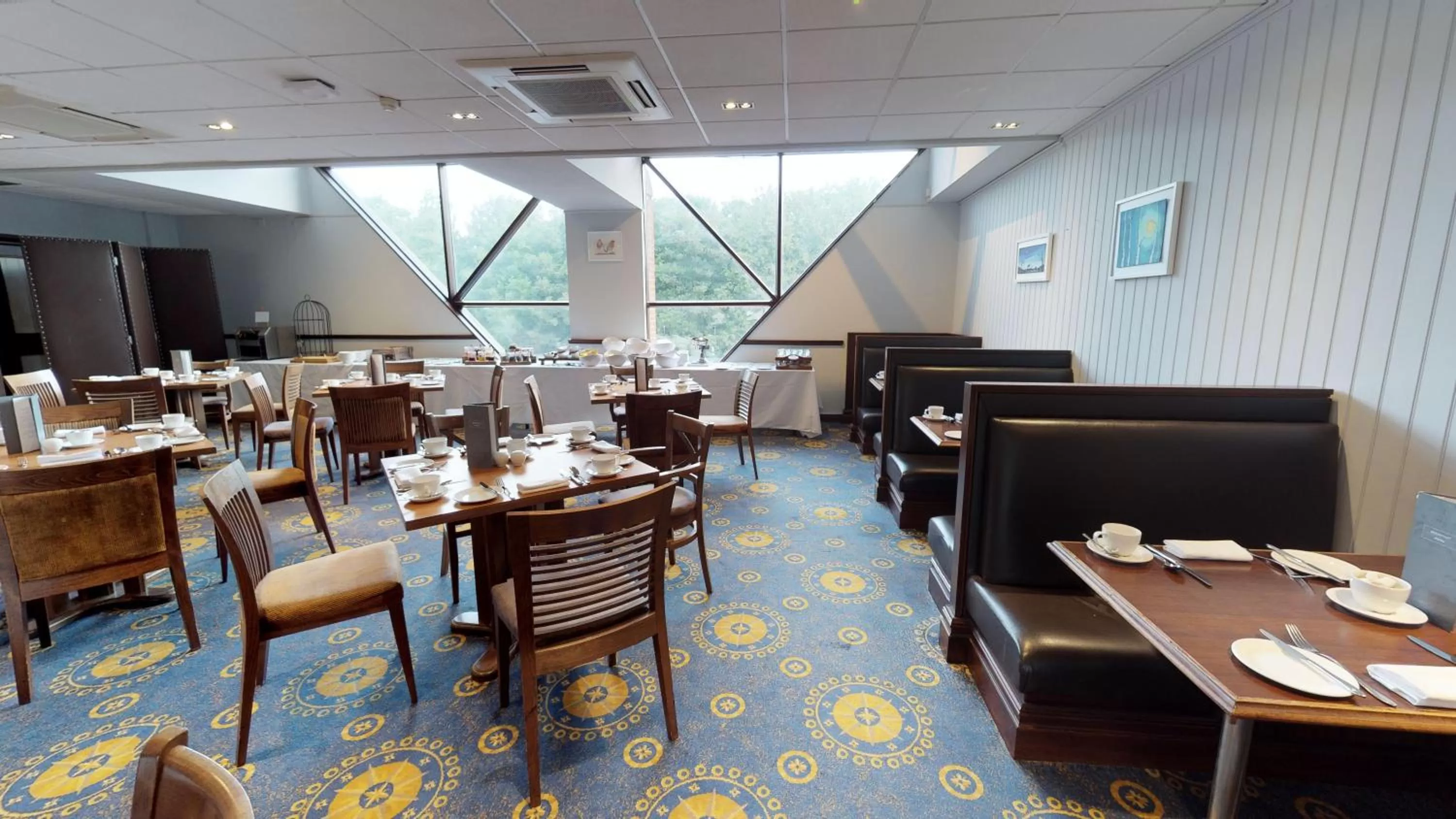 Restaurant/Places to Eat in Macdonald Elmers Court Resort