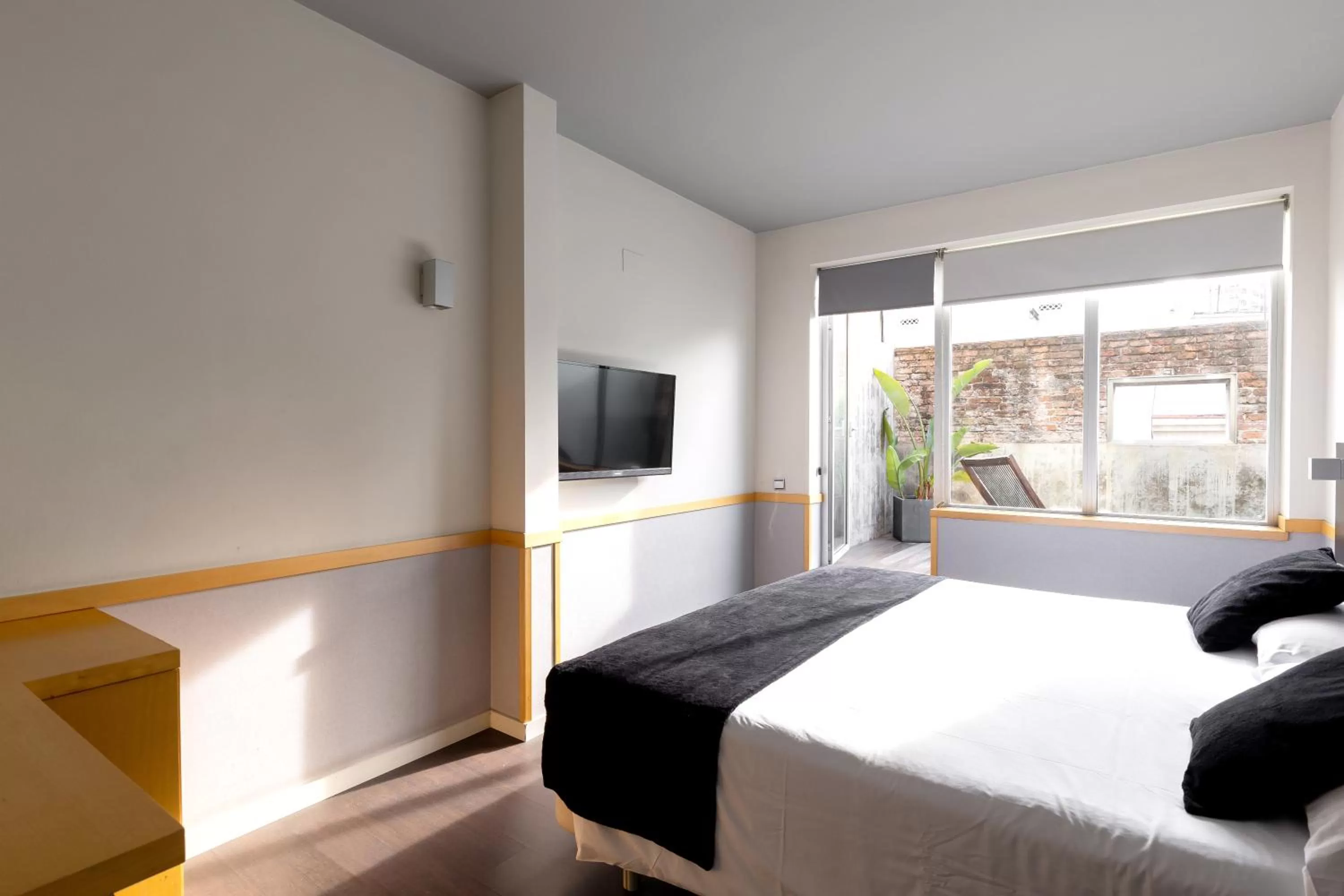 Photo of the whole room, Bed in Onix Liceo