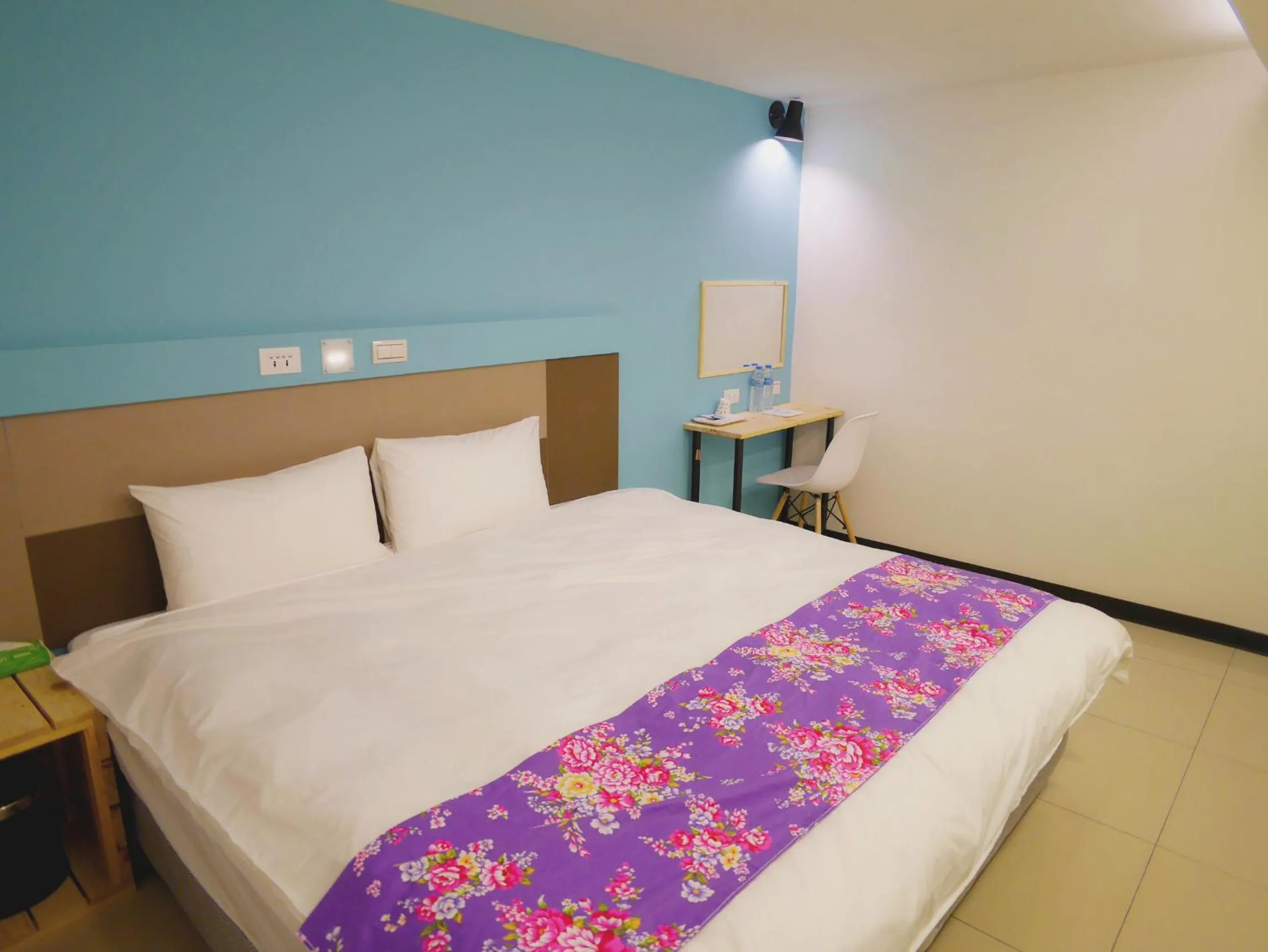 Bed in Good Night Hotel