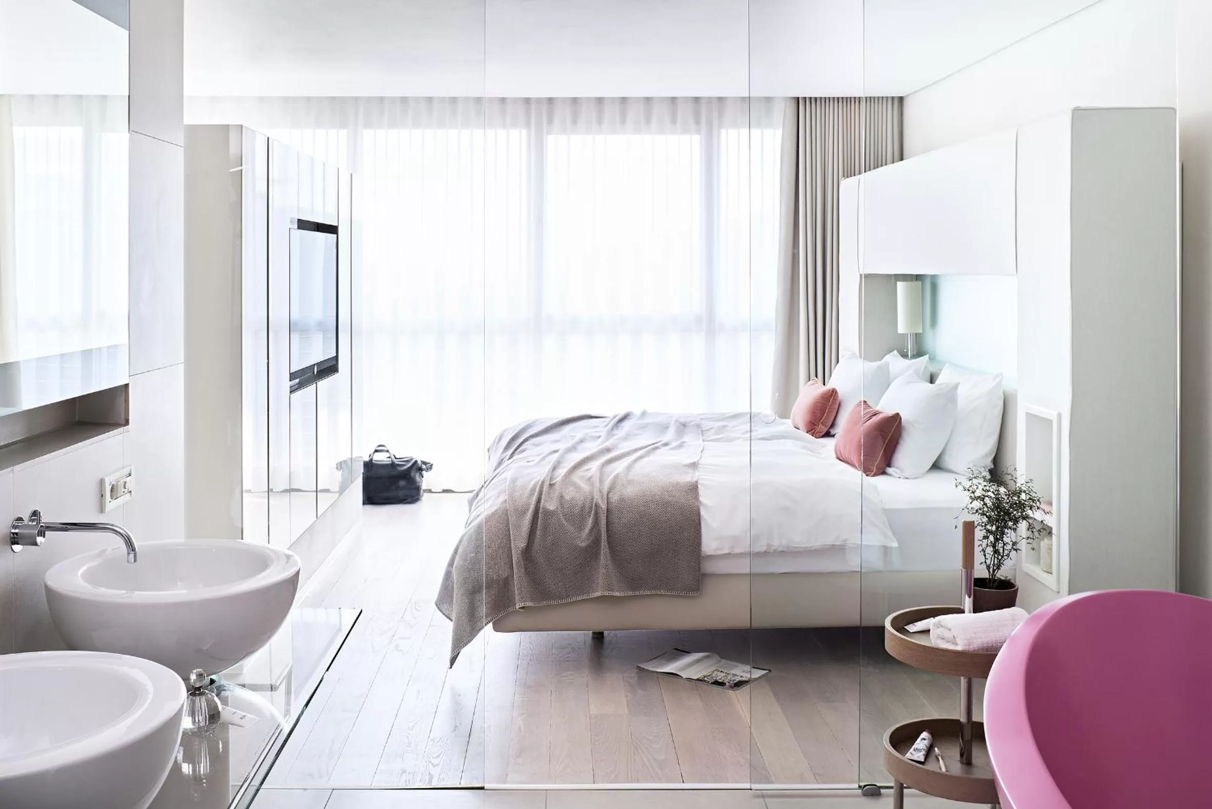 Bed in SIDE, Hamburg, a Member of Design Hotels