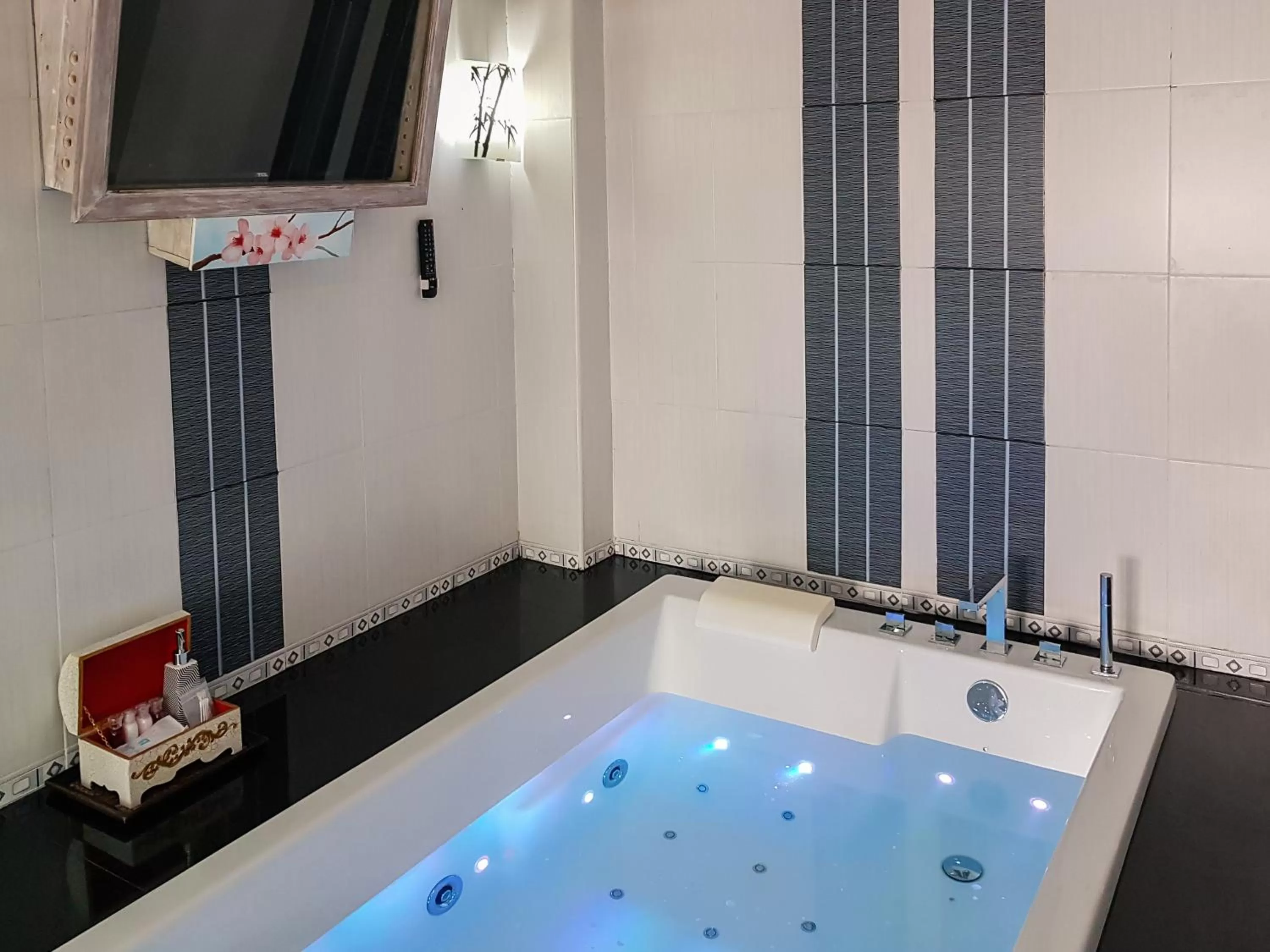 Hot Tub in Olivier Boutique