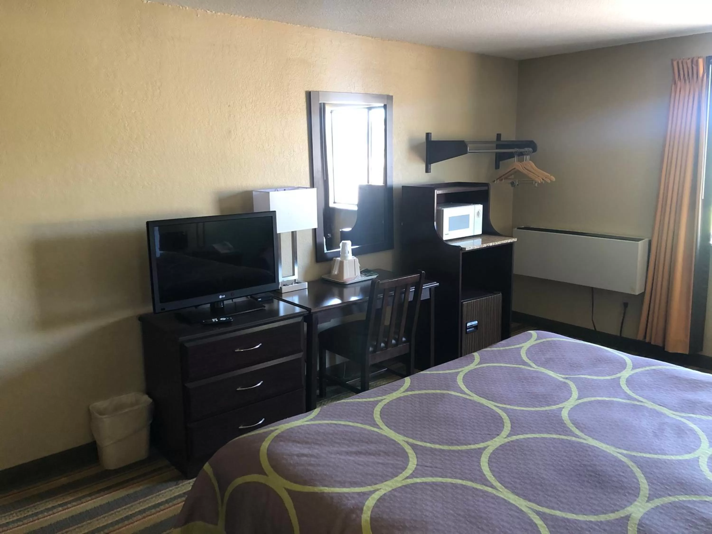 Bed in Super 8 by Wyndham Topeka/Wanamaker RD/I-70