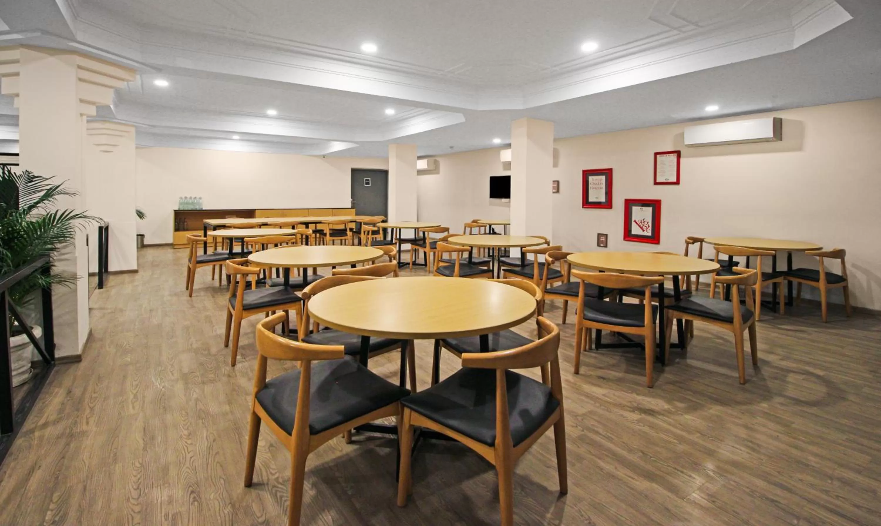 Restaurant/places to eat in Treebo Grand Legacy Shahenshah