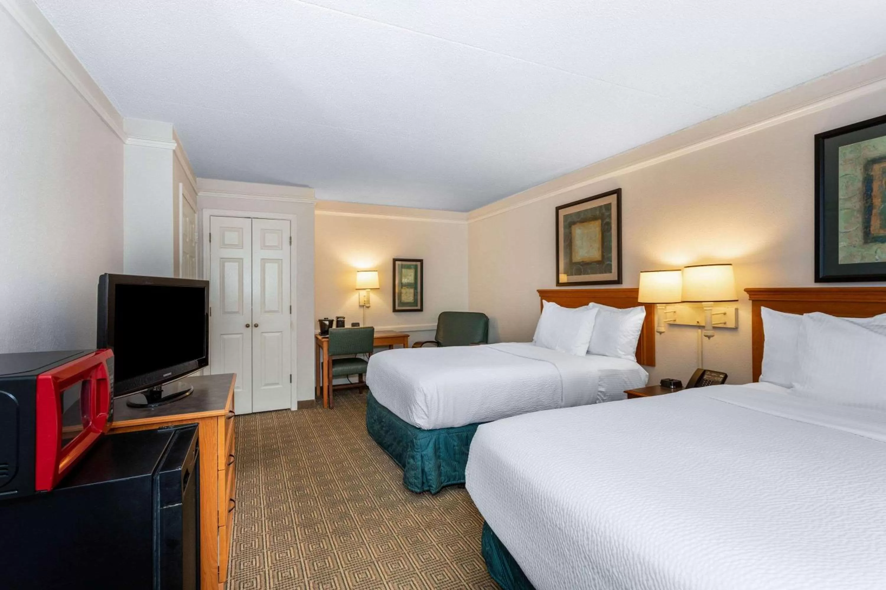 Photo of the whole room, Bed in La Quinta Inn by Wyndham Tallahassee North