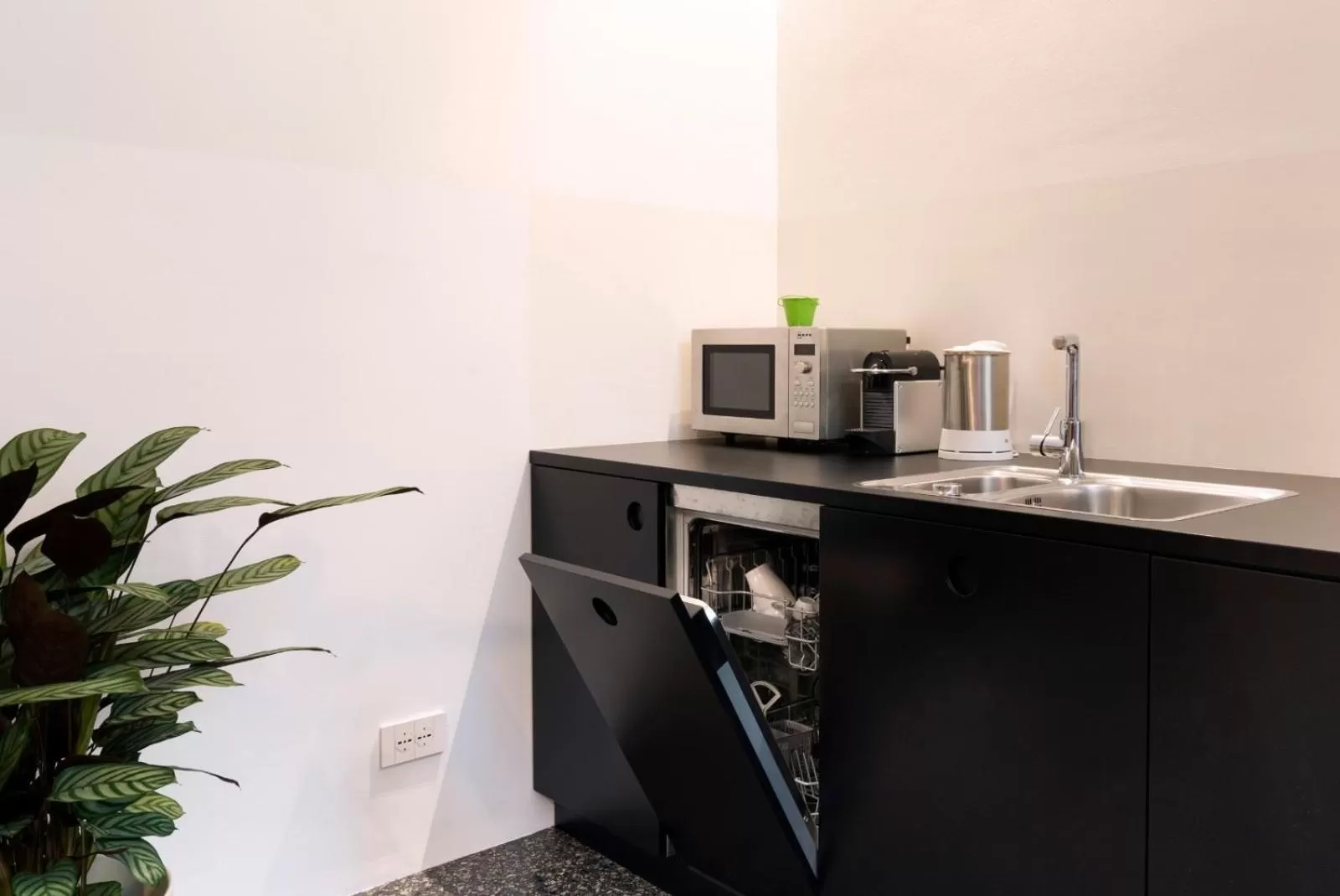 Kitchen or kitchenette in Pepper Suite