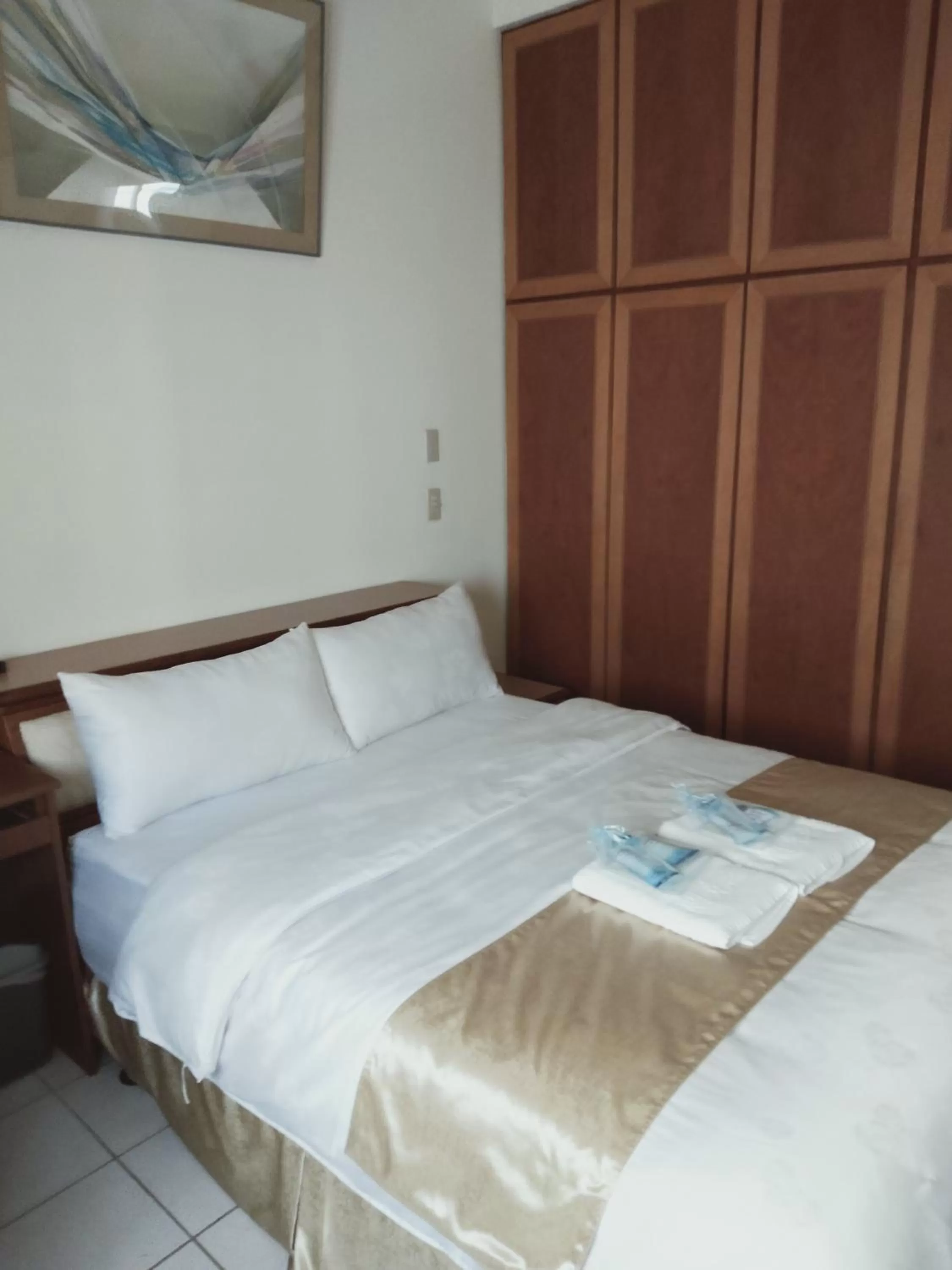 Photo of the whole room, Bed in Frank B&B