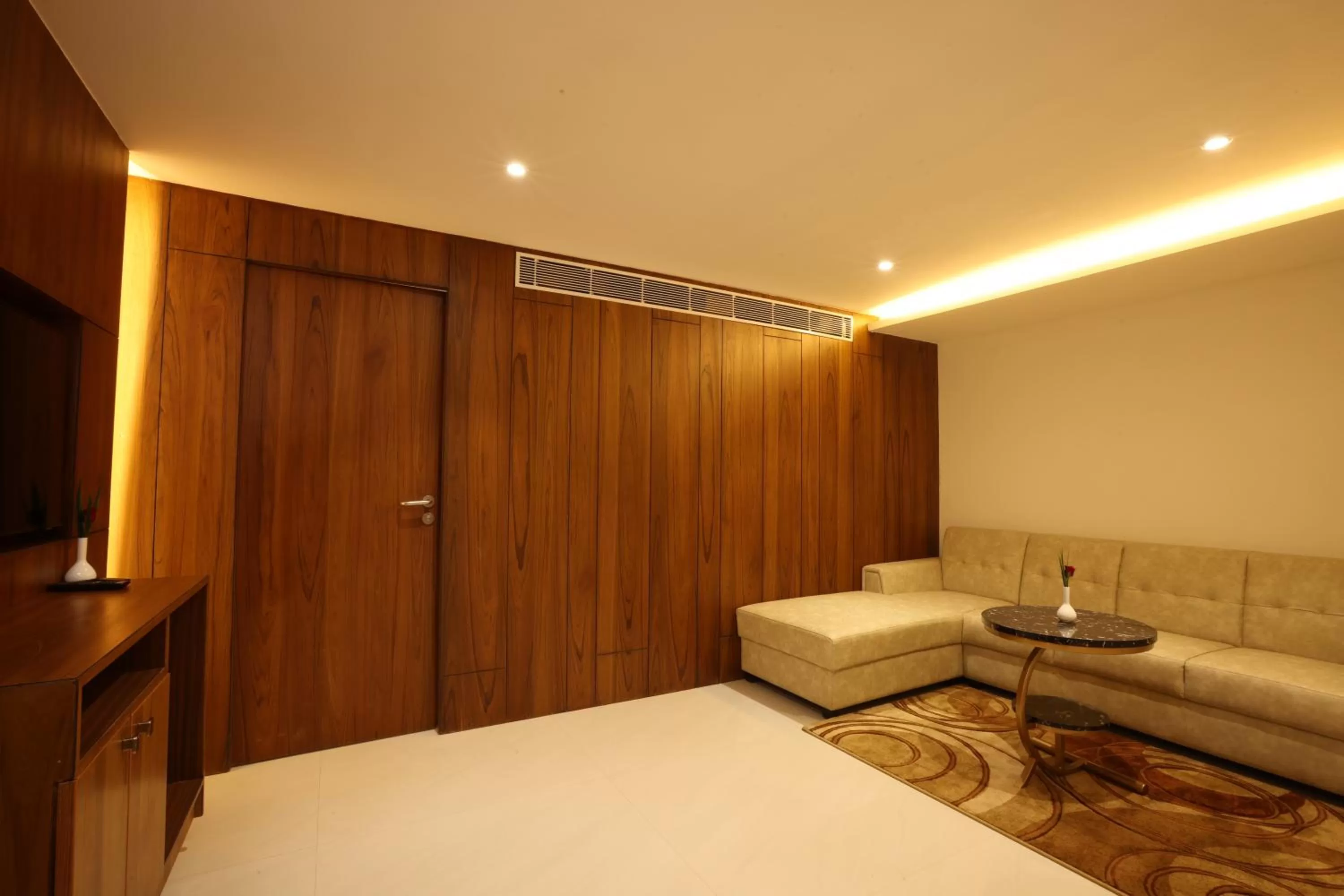 Living room, Bed in Royal Plaza Suites by RAK Rooms, Mangaluru