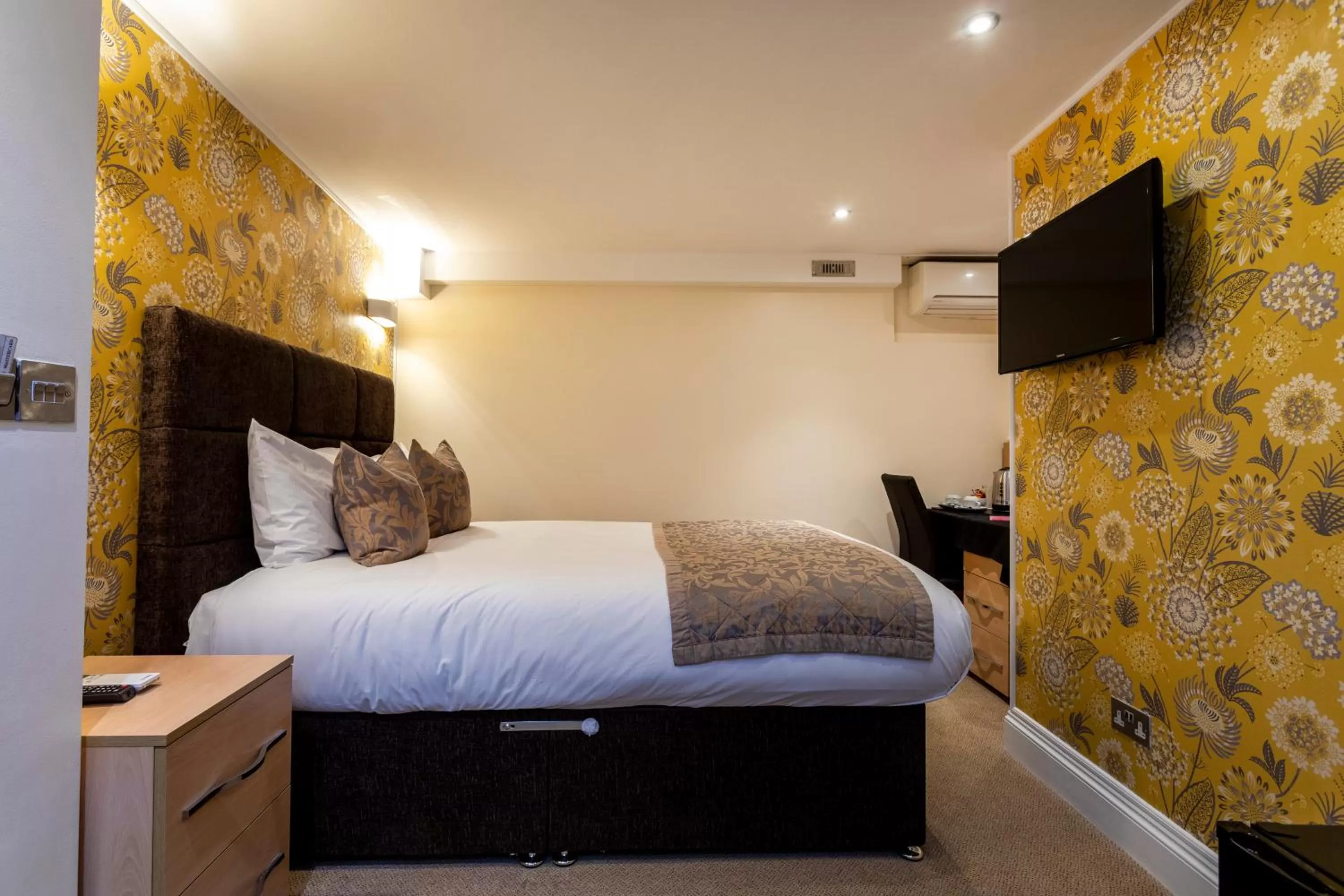 TV and multimedia, Bed in Hotel Shepherds Bush London