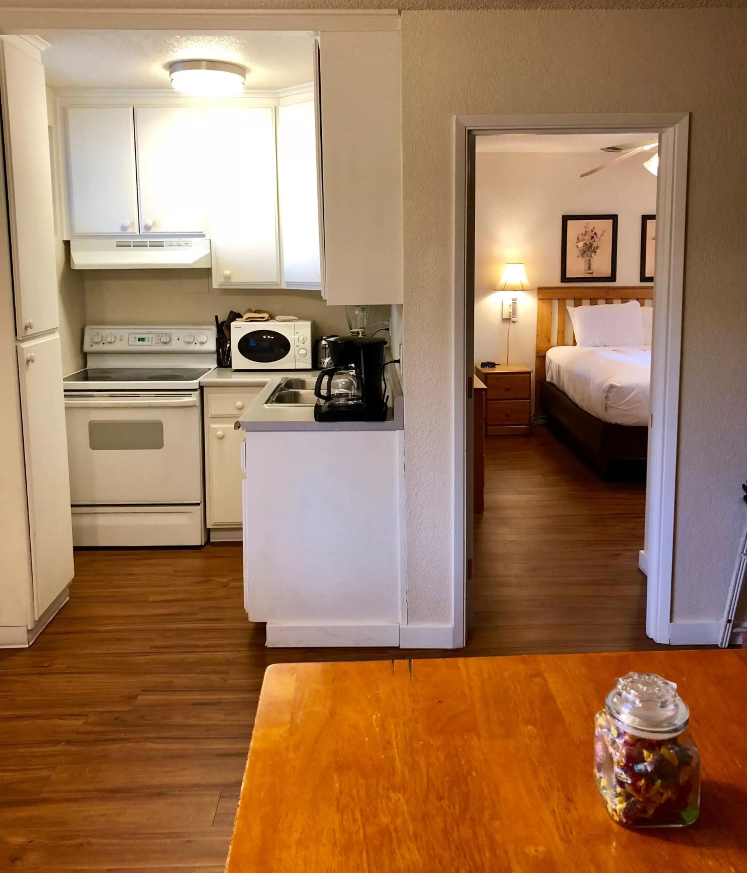 Kitchen or kitchenette, Bed in Cold Creek Inn