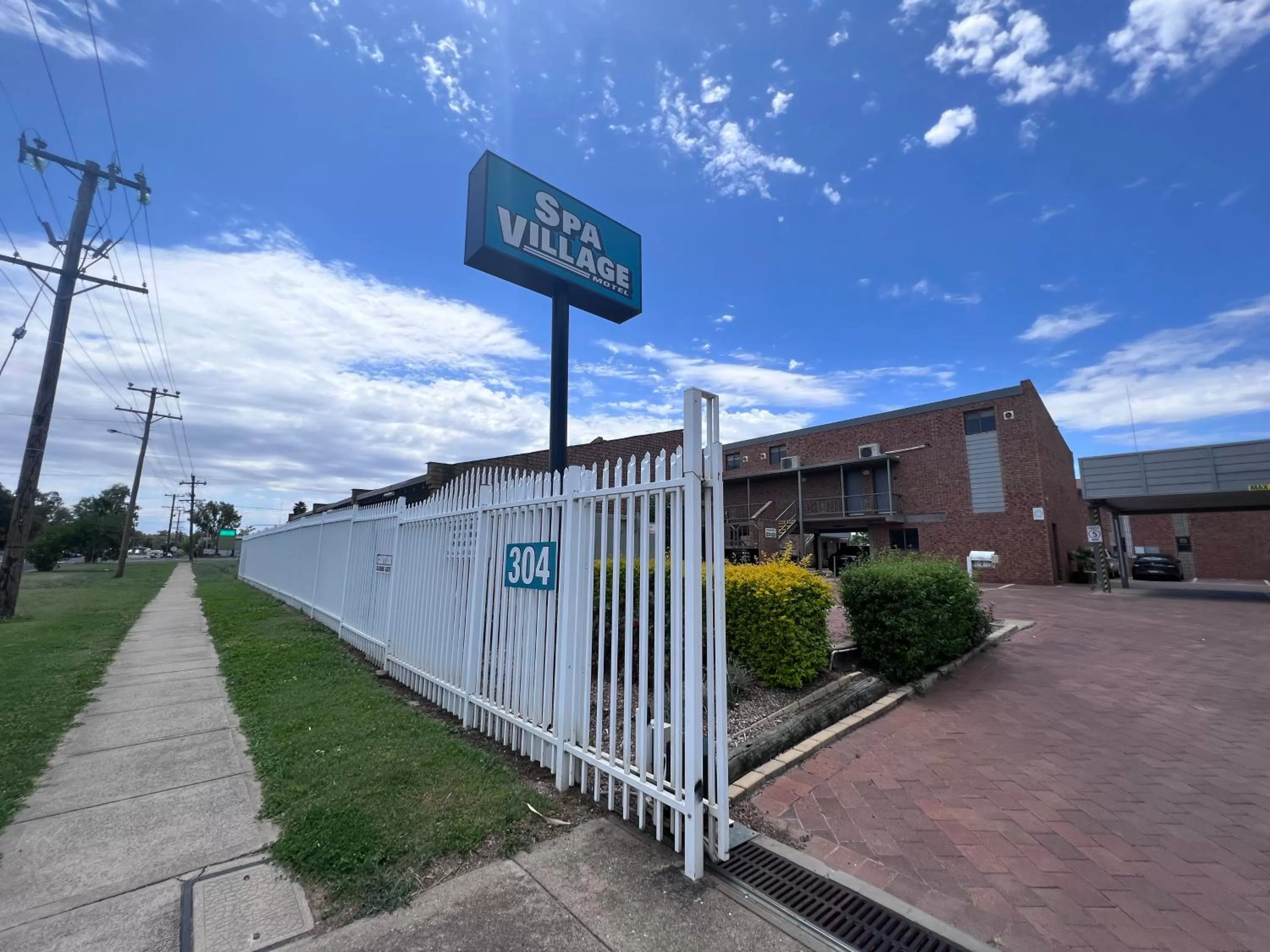 Facade/entrance in Spa Village Travel Inn