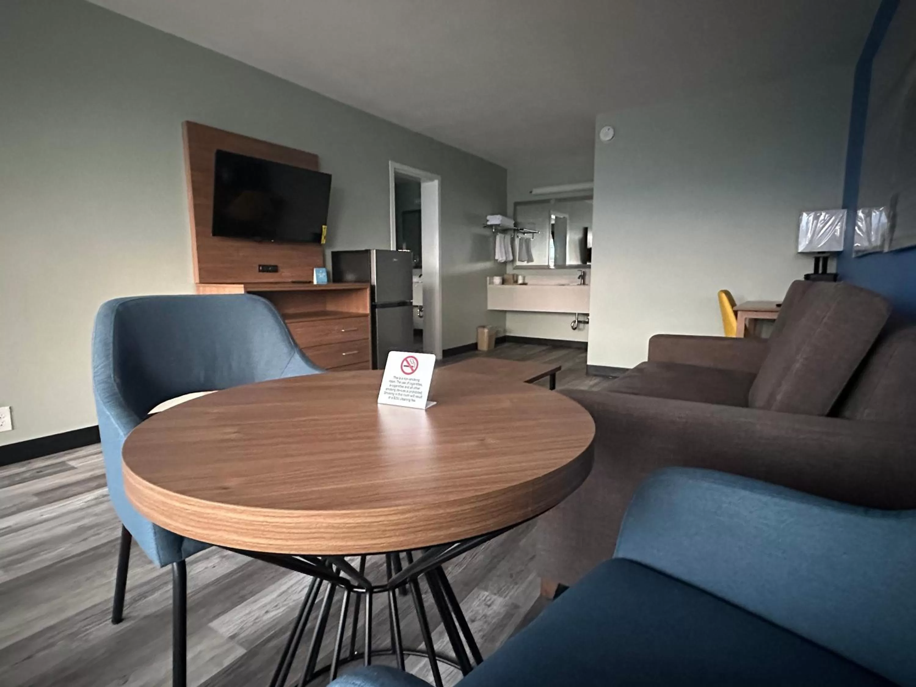 Living room in Days Inn & Suites by Wyndham Jennings